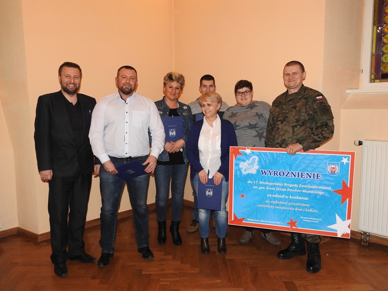 Ilustracja do informacji: Nagrody w konkursie na najładniej przystrojony dom i balkon wręczone