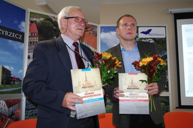 Ilustracja do informacji: Promocja albumów pt.”Kronika siedemdziesięciolecia”