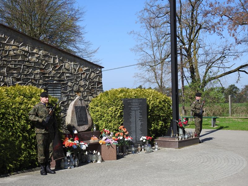 Ilustracja do informacji: 77. rocznica Zbrodni Katyńskiej oraz 7. rocznica Katastrofy Smoleńskiej.