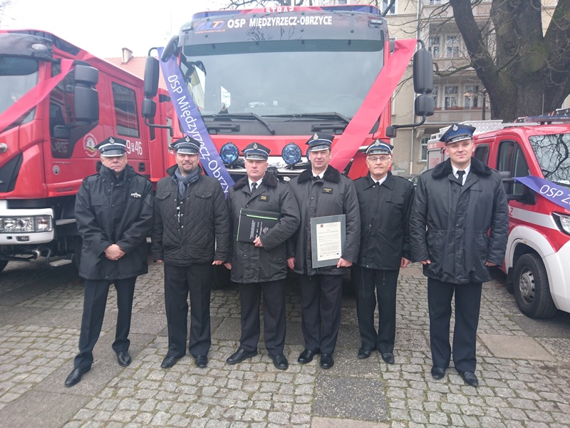 Ilustracja do informacji: Oficjalne przekazanie samochodu dla OSP Obrzyce