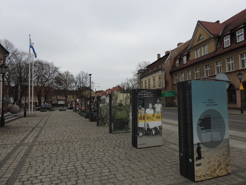 Ilustracja do informacji: Wystawa przed międzyrzeckim ratuszem