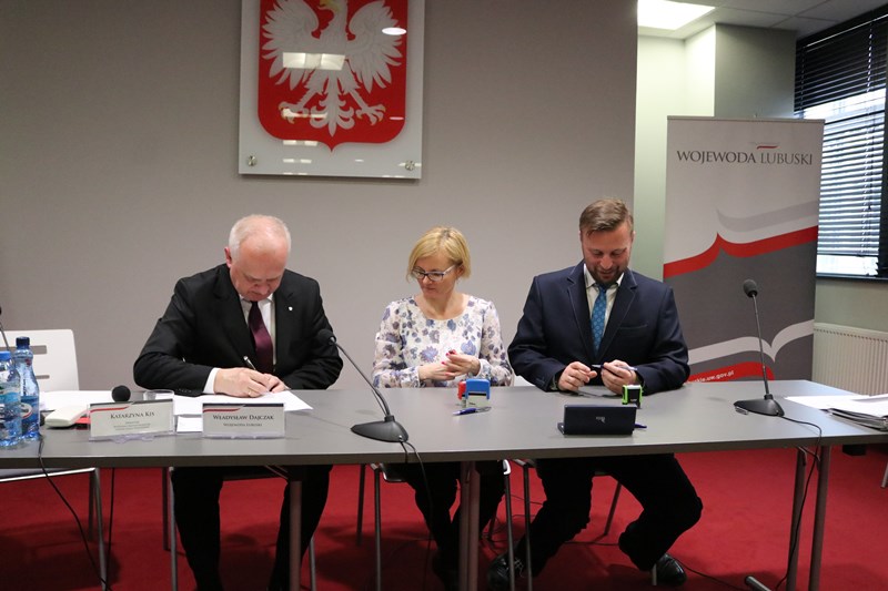 Ilustracja do informacji: Burmistrz podpisał umowę na dofinasowanie inwestycji drogowej