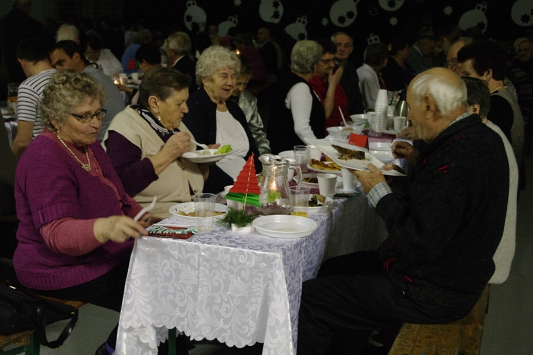 Ilustracja do informacji: Mieszkańcy wspólnie kolędowali