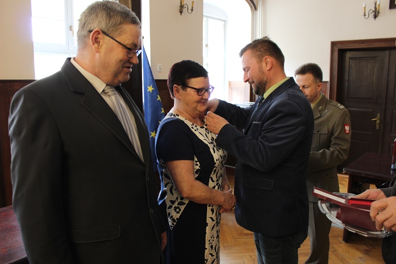 Ilustracja do informacji: Burmistrz wręczył medale „Za zasługi dla obronności kraju”