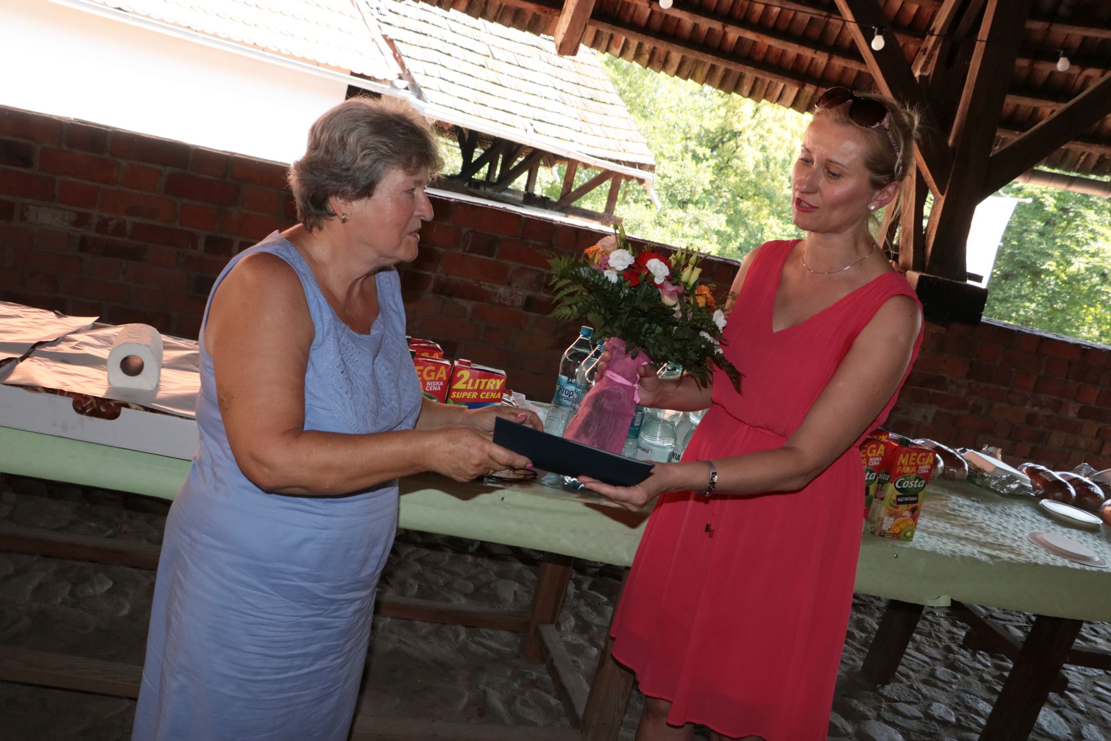 Ilustracja do informacji: Dyplomy, gratulacje i kwiaty dla studentów z Międzyrzecza