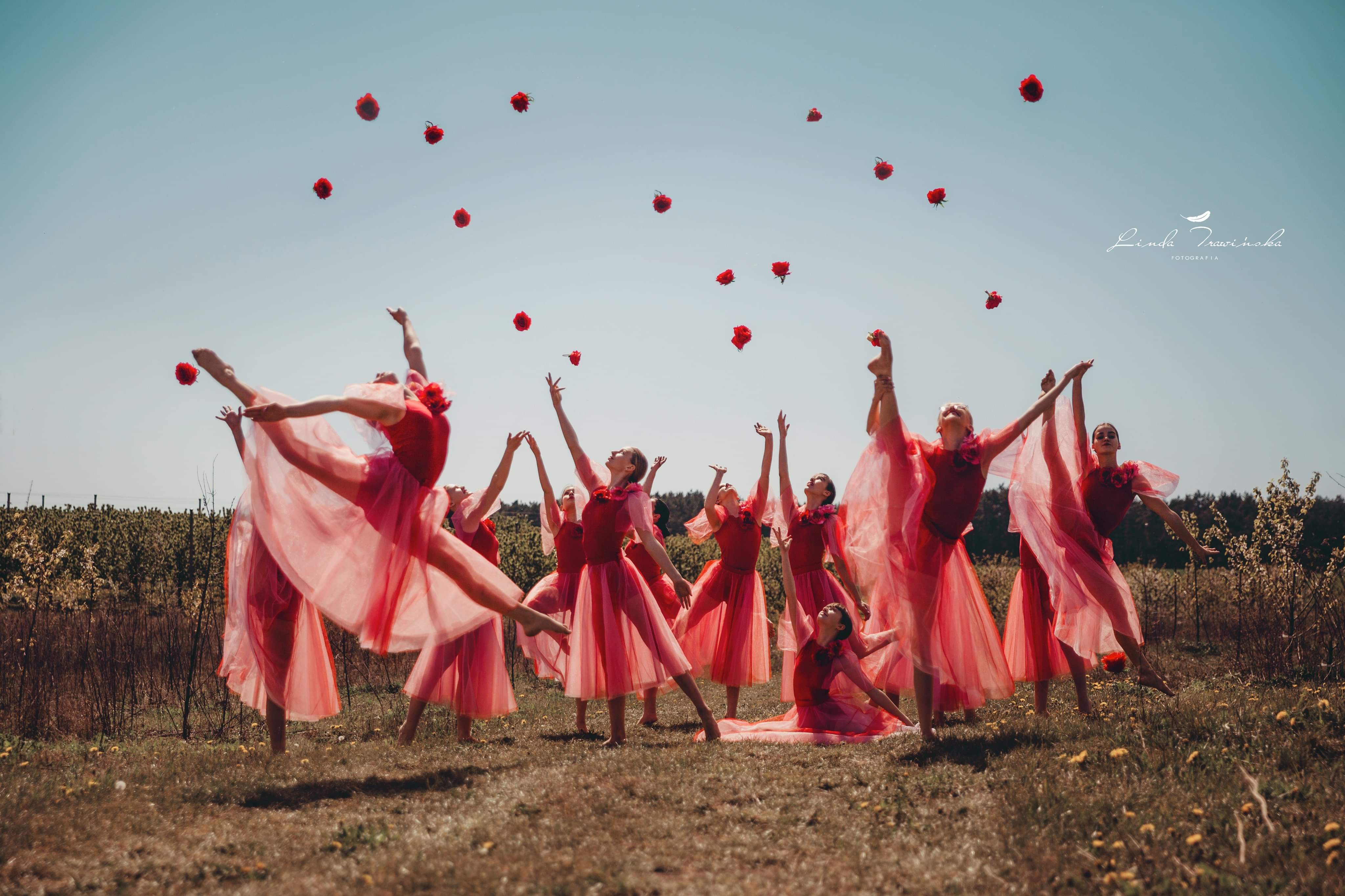 Ilustracja do informacji: Trans na czerwonym dywanie; w deszczu medali, wyróżnień i pucharów 