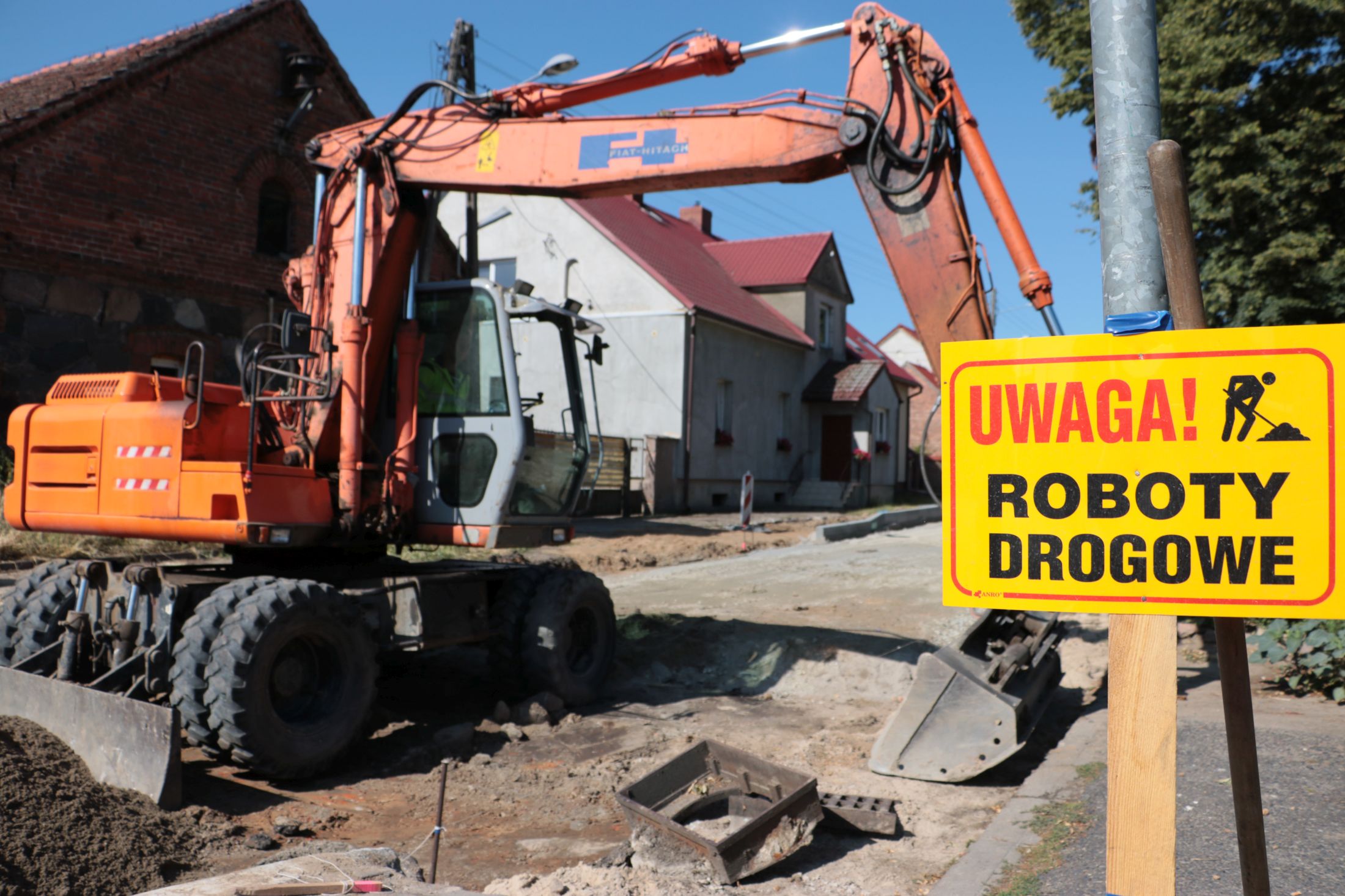 Ilustracja do informacji: Koniec z dziurami i kałużami. Gruntowa droga zostanie utwardzona i wylana asfaltem!