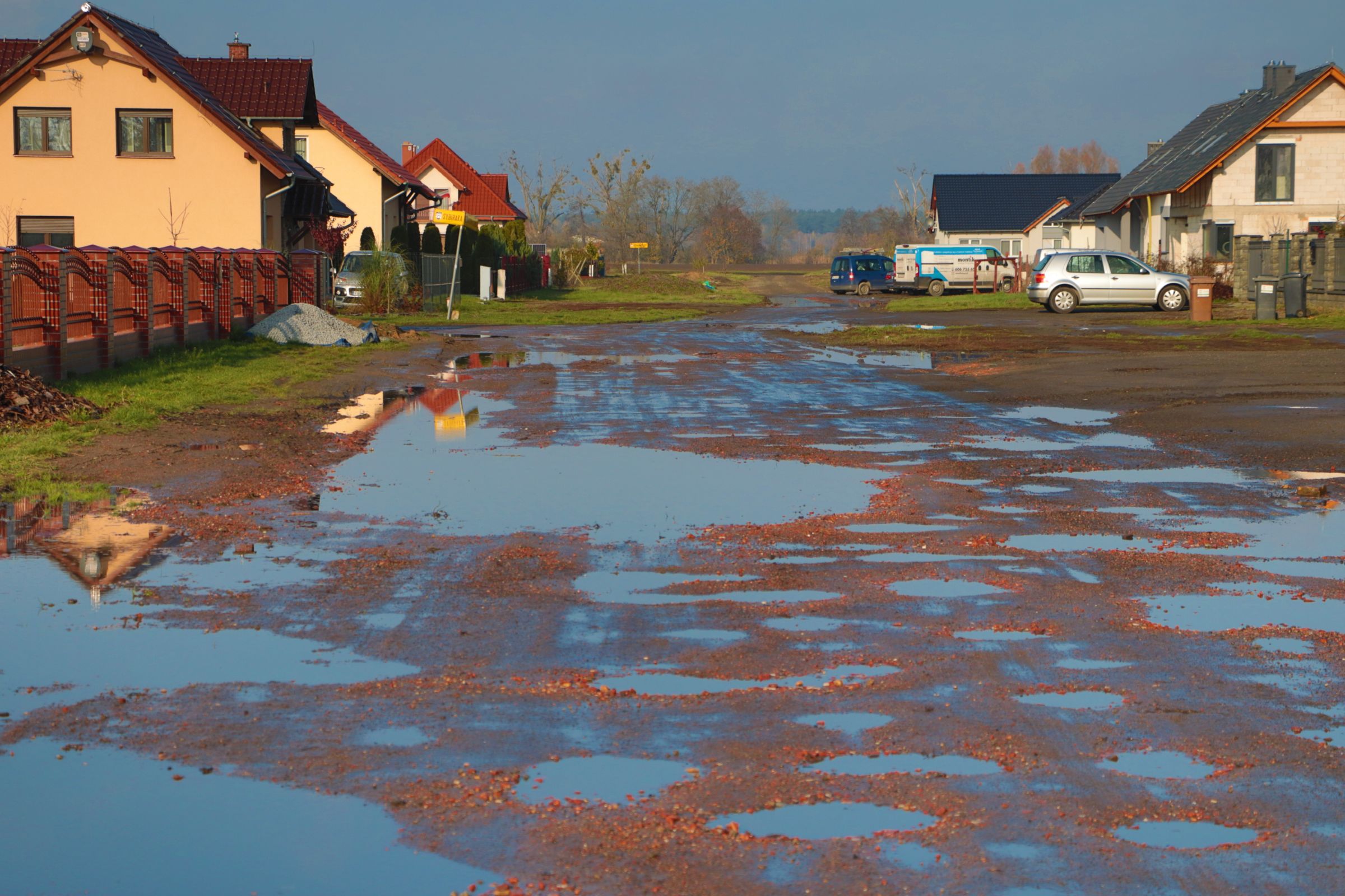Ilustracja do informacji: Na osiedlowych drogach znikną dziury i kałuże