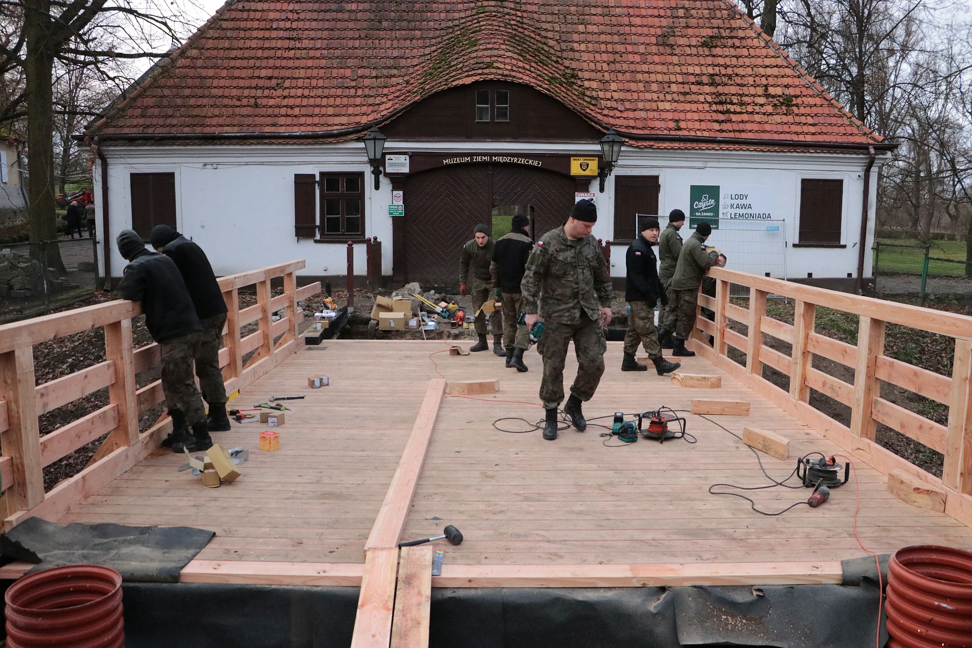 Ilustracja do informacji: Mamy dobrą informację dla mieszkańców. Nawet bardzo dobrą! W piątek zakończy się budowa nowego mostu na Paklicy!