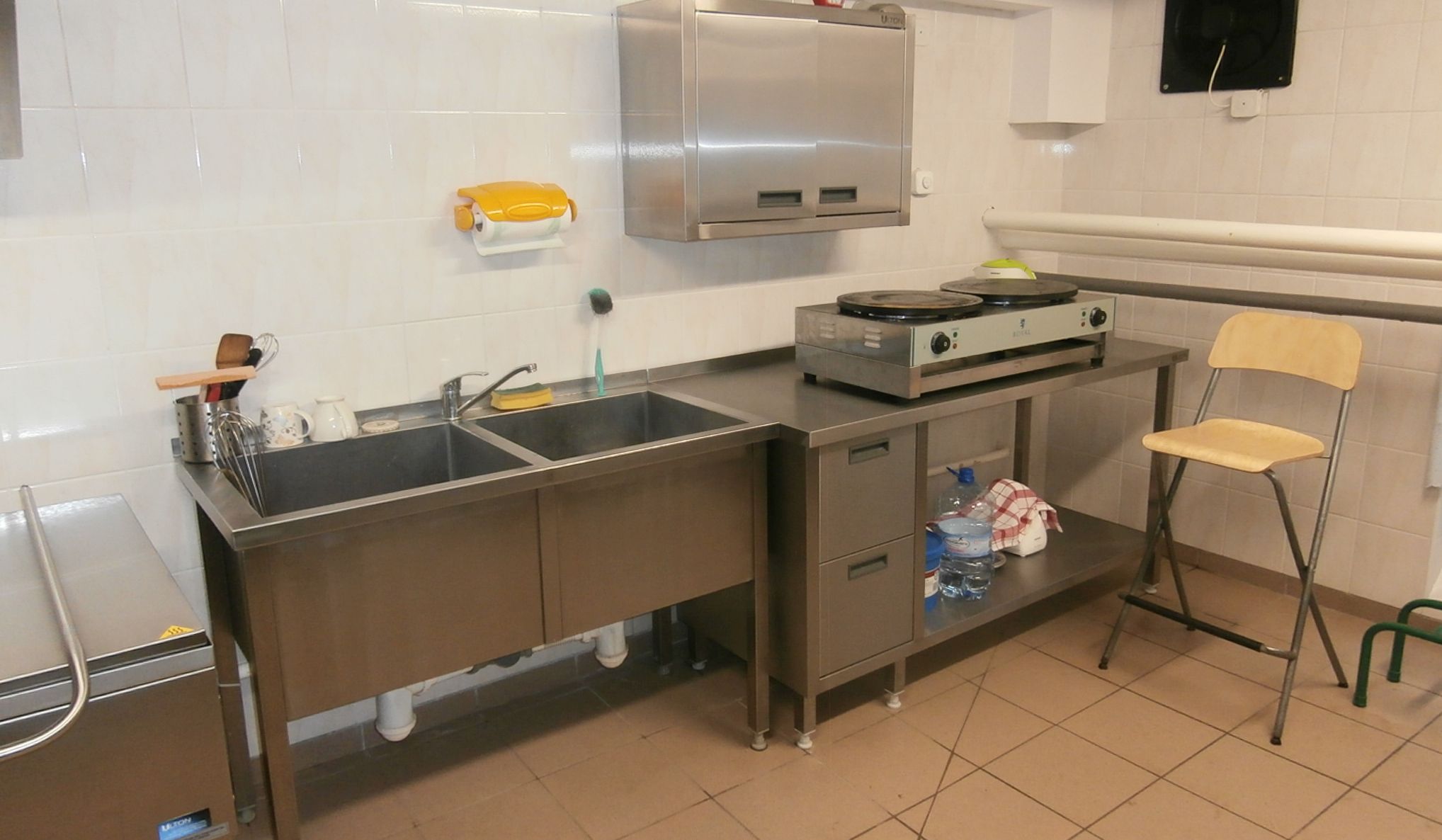 Ilustracja do informacji: Do „czwórki” trafiły nowe urządzenia kuchenne i meble do stołówki