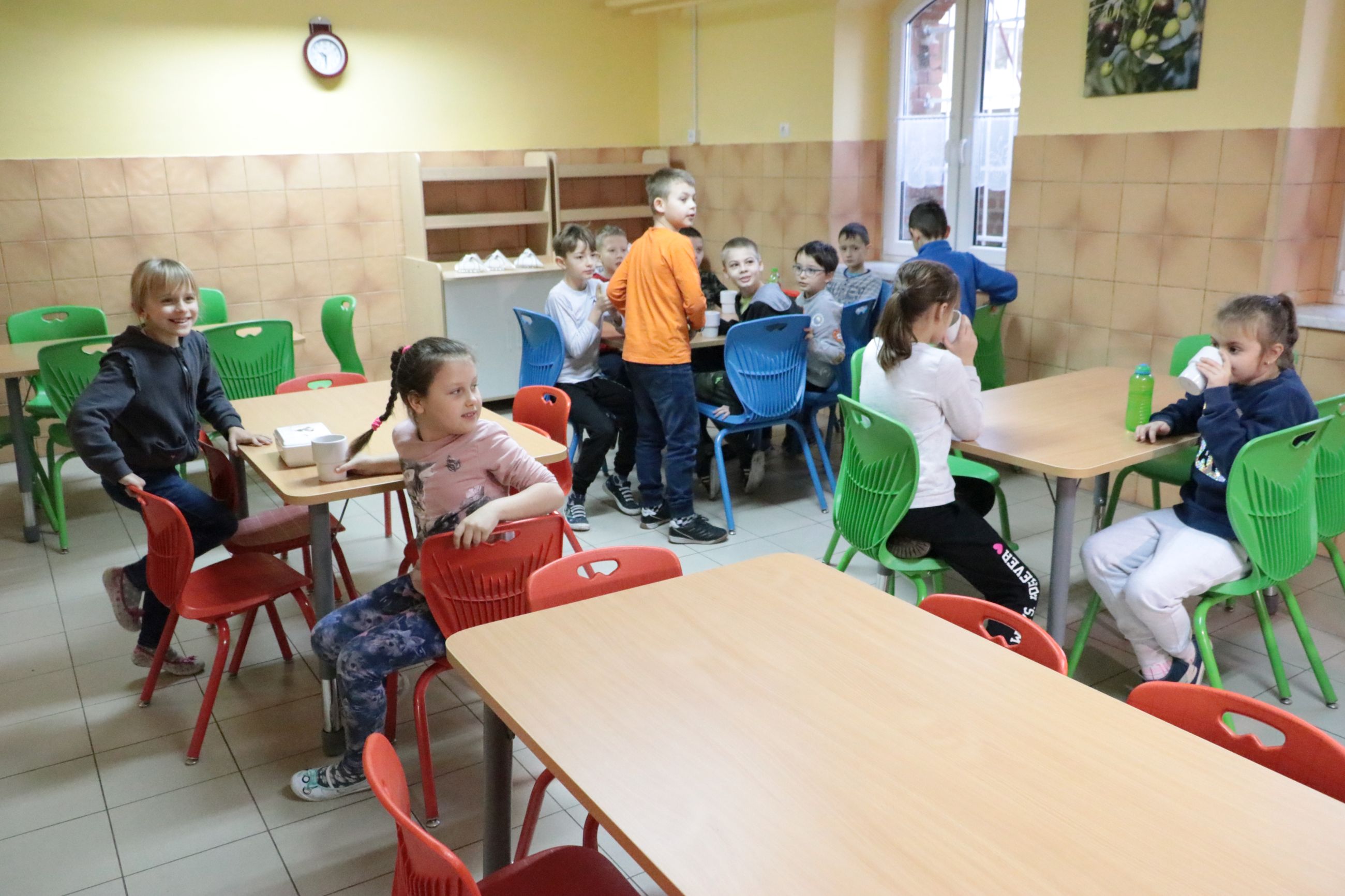 Ilustracja do informacji: Maluchy są zachwycone nowymi meblami w stołówce