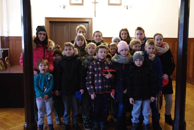 Ilustracja do informacji: Zuchy w międzyrzeckim ratuszu