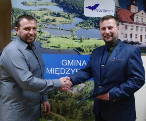 Ilustracja do informacji: Nagroda w konkursie na najładniej przystrojony i oświetlony dom i balkon wręczona