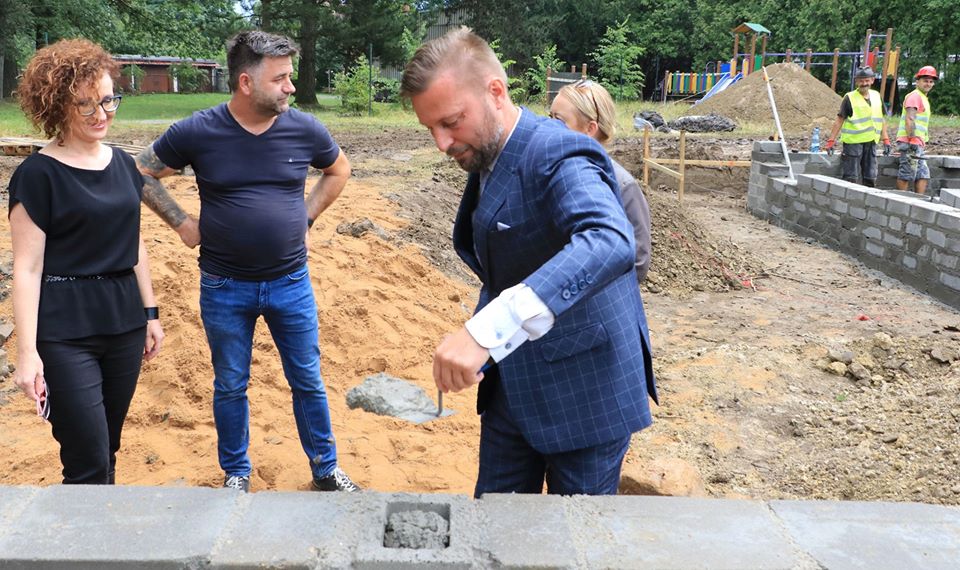 Ilustracja do informacji: Wmurowanie kamienia węgielnego pod nowy żłobek