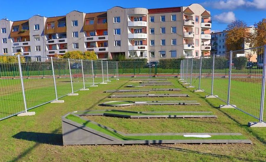 Ilustracja do informacji: Byle dopisała pogoda. Niebawem zagramy w minigolfa!