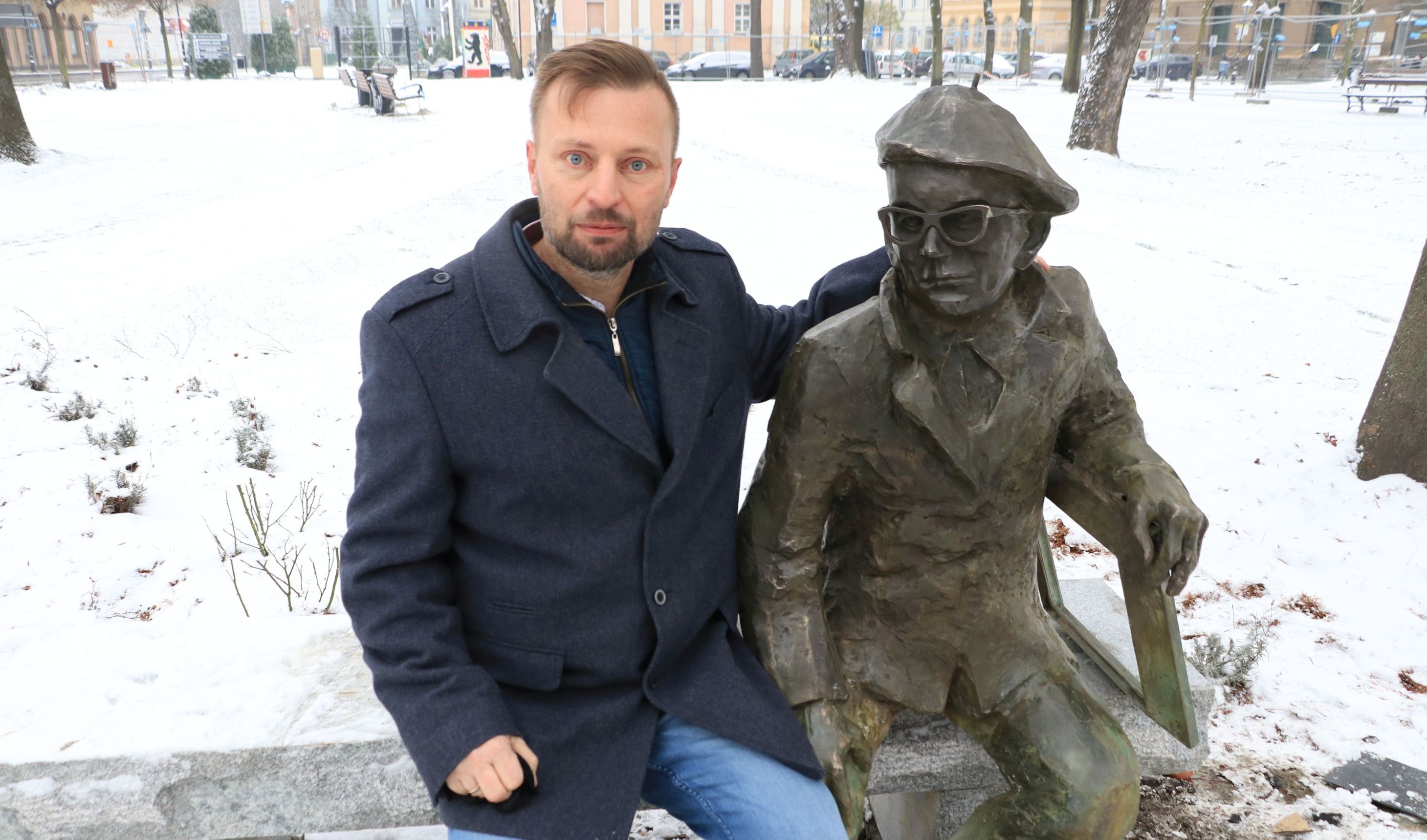 Ilustracja do informacji: Zasłużony muzealnik doczekał się własnej ławeczki z rzeźbą