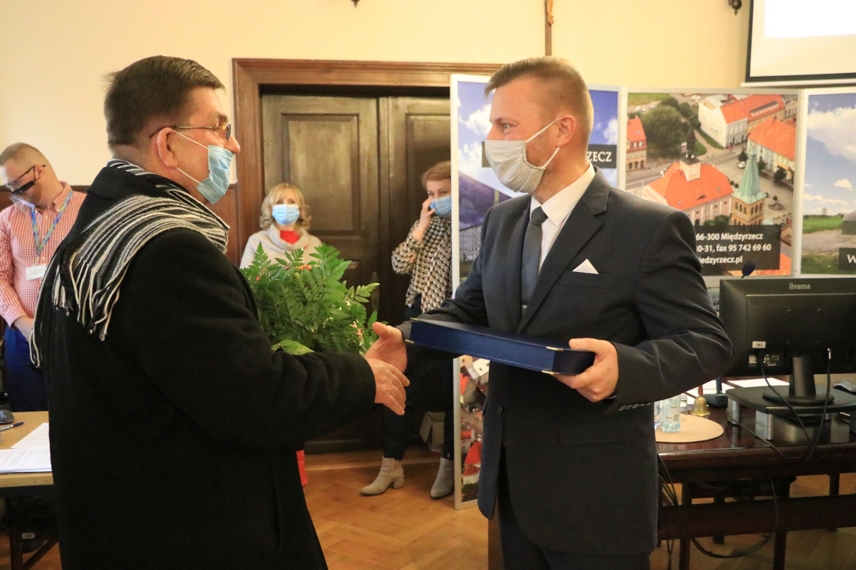 Ilustracja do informacji: Władze doceniły i uhonorowały nauczyciela Andrzeja Kaczmarka
