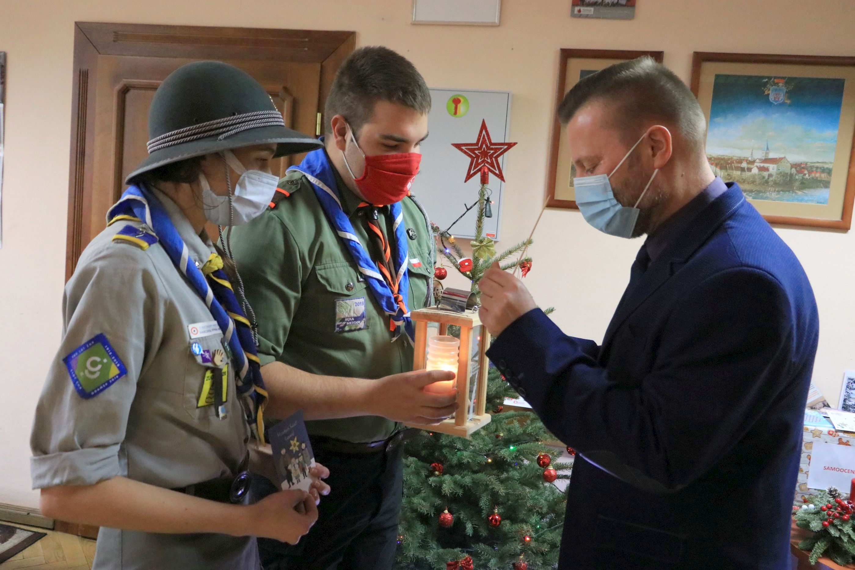 Ilustracja do informacji: Betlejemskie Światło Pokoju trafiło do Ratusza