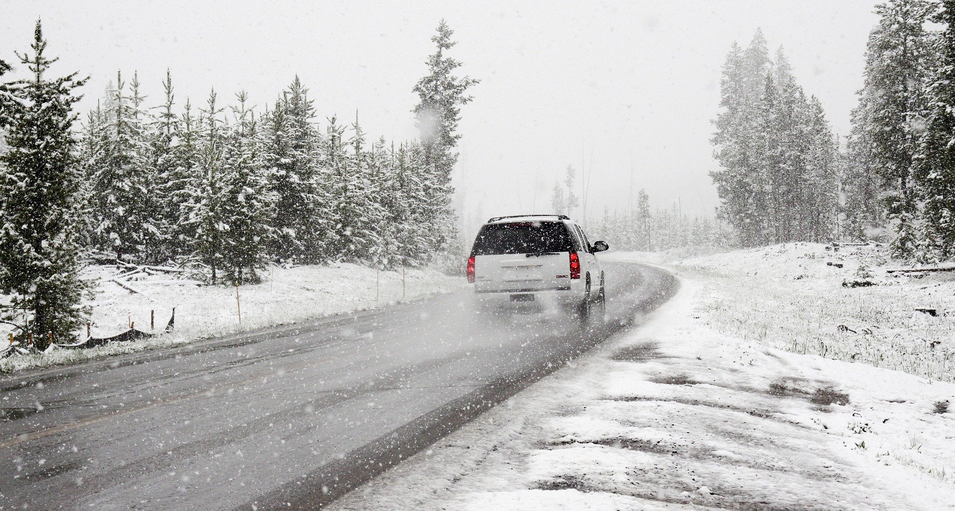 Ilustracja do informacji: Ostrzeżenie przed marznącymi opadami deszczu ze śniegiem: Uwaga: w nocy drogi mogą być śliskie 