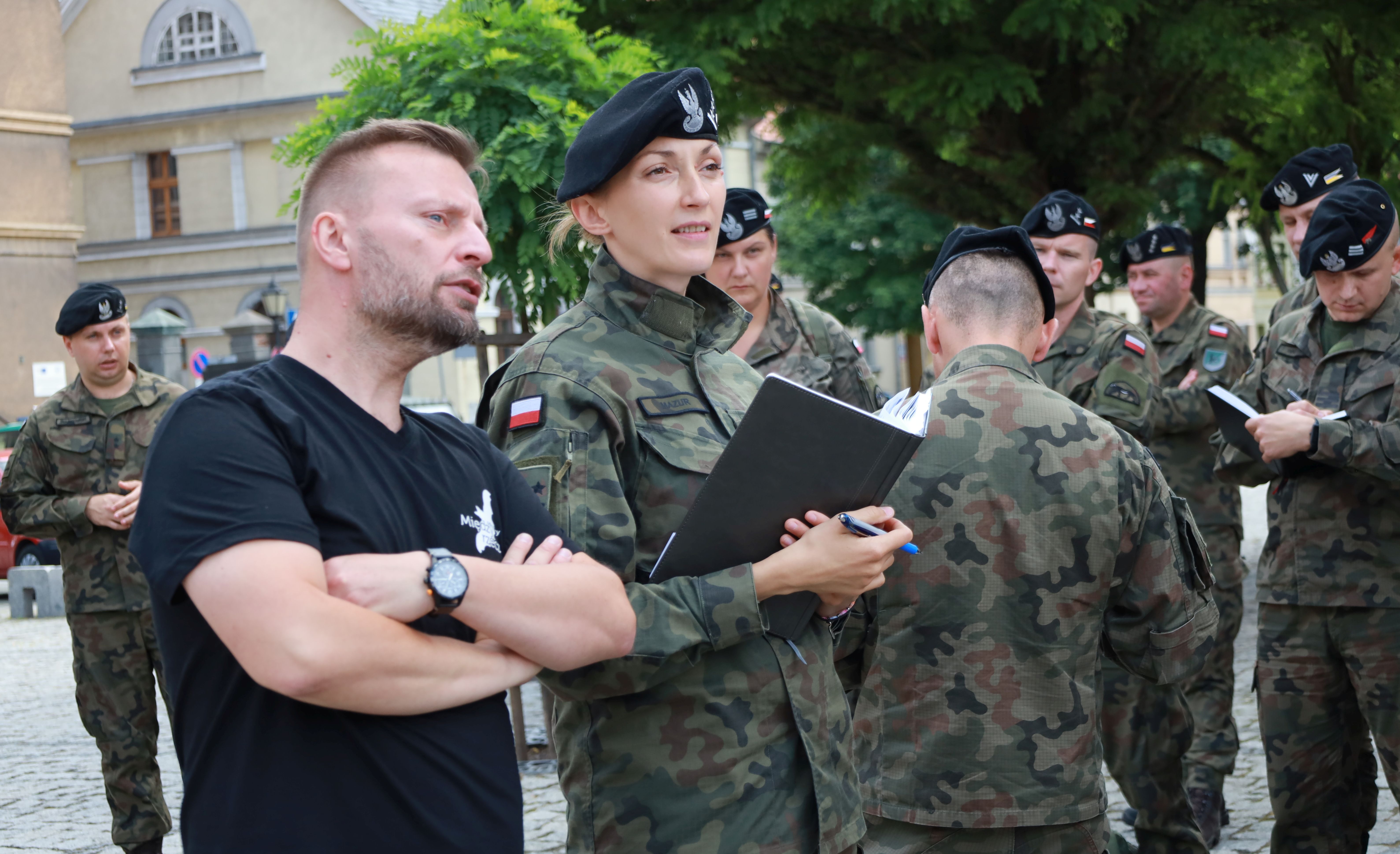 Ilustracja do informacji: Przygotowania do wojskowego święta