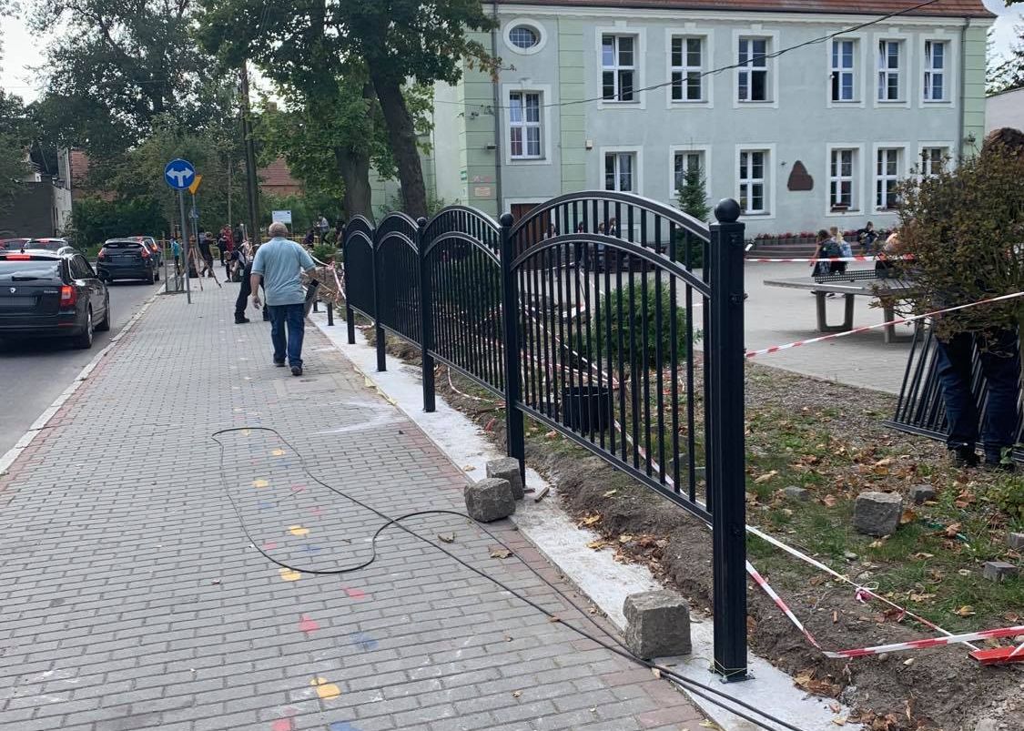 Ilustracja do informacji: Wokół „dwójki” powstaje nowe ogrodzenie. Dziękujemy rodzicom!