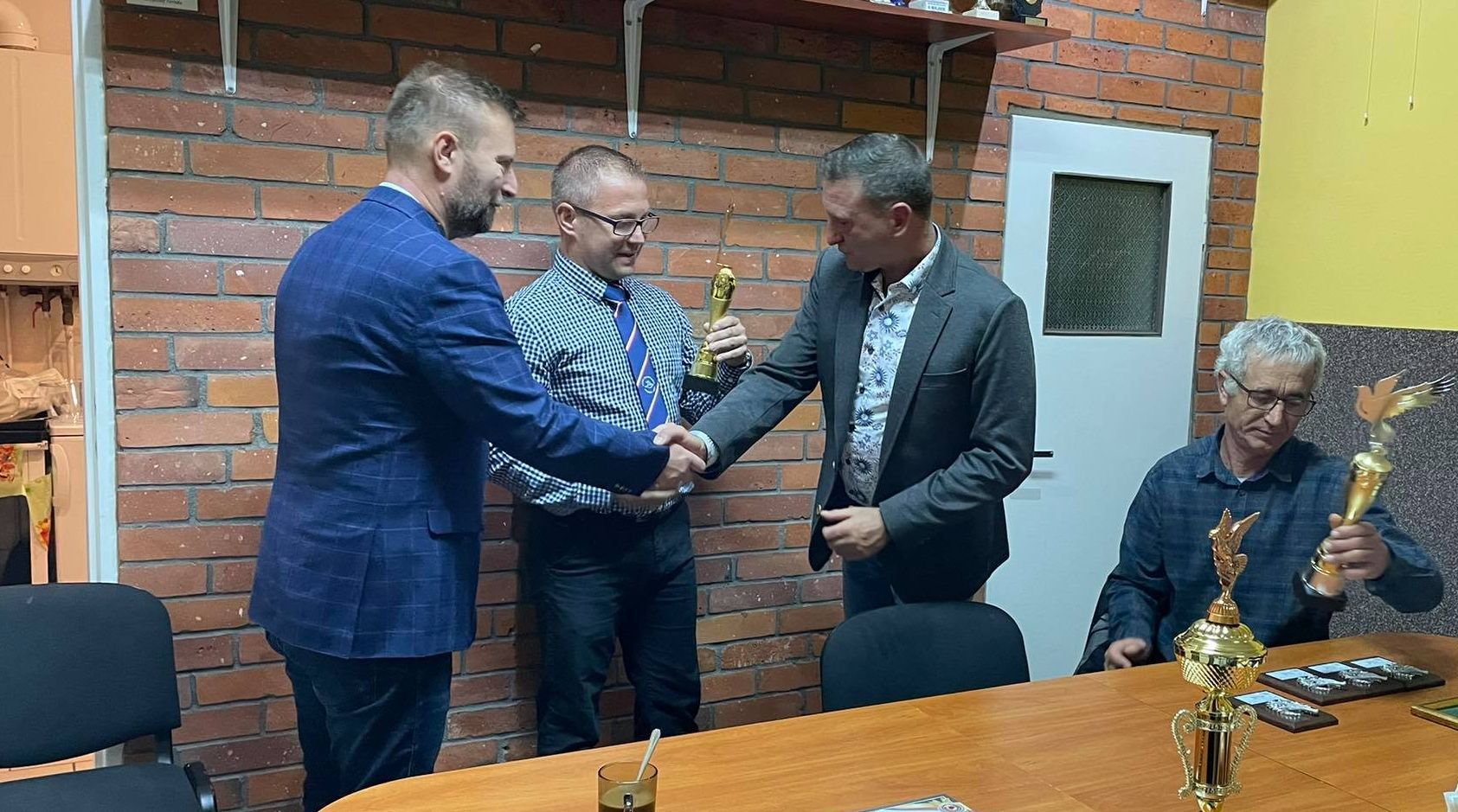 Ilustracja do informacji: Burmistrz pogratulował hodowcom gołębi