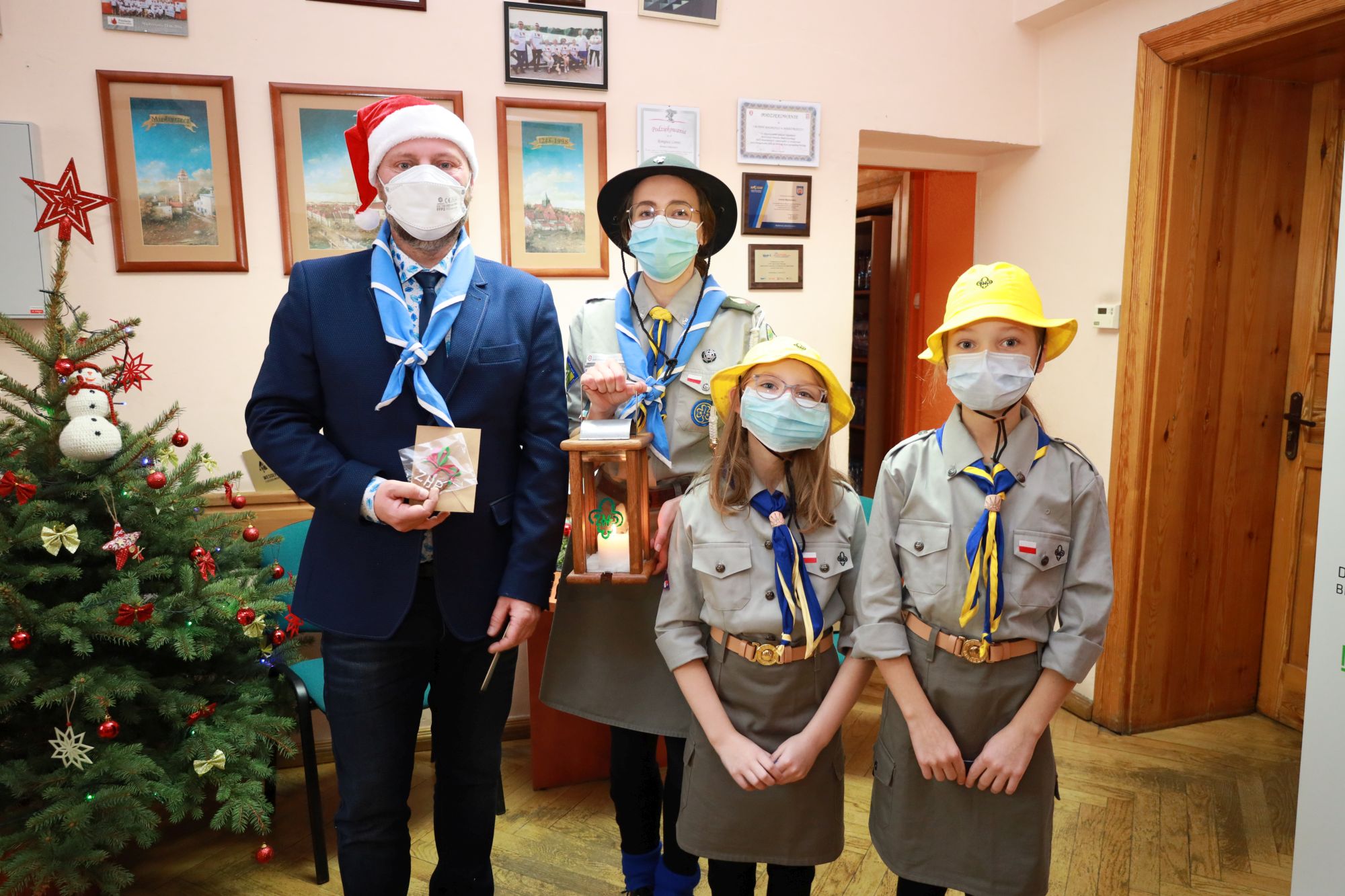 Ilustracja do informacji: Betlejemskie Światło Pokoju trafiło do ratusza