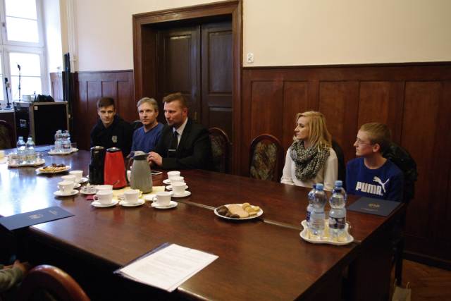 Ilustracja do informacji: Burmistrz wręczył stypendia sportowe