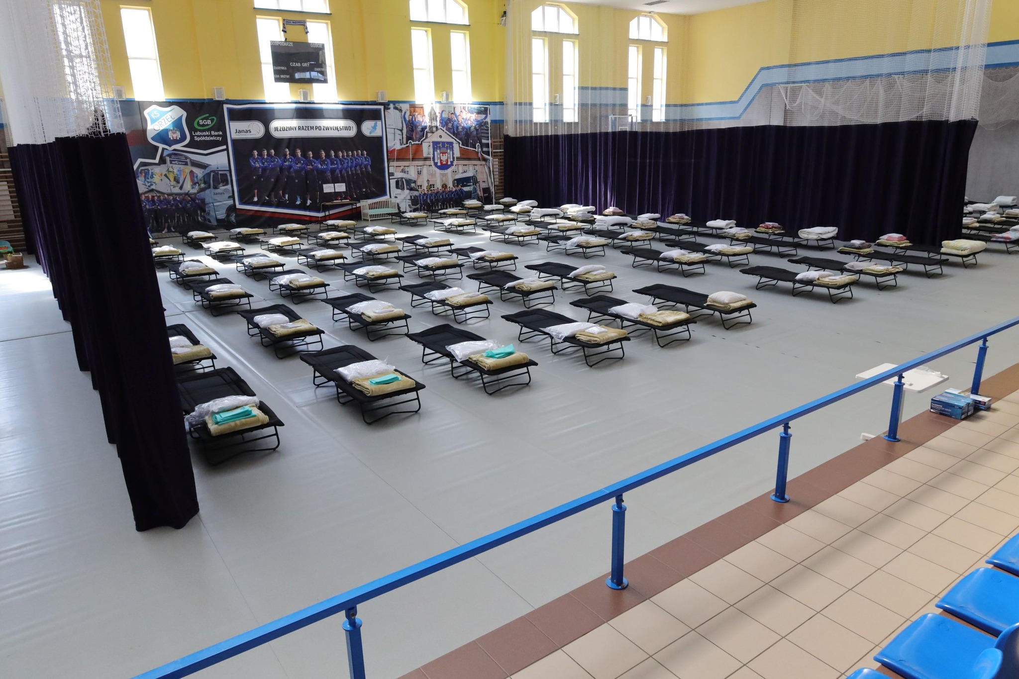Ilustracja do informacji: W hali sportowo-widowiskowej powstał punkt zbiorowego zakwaterowania dla uchodźców z Ukrainy