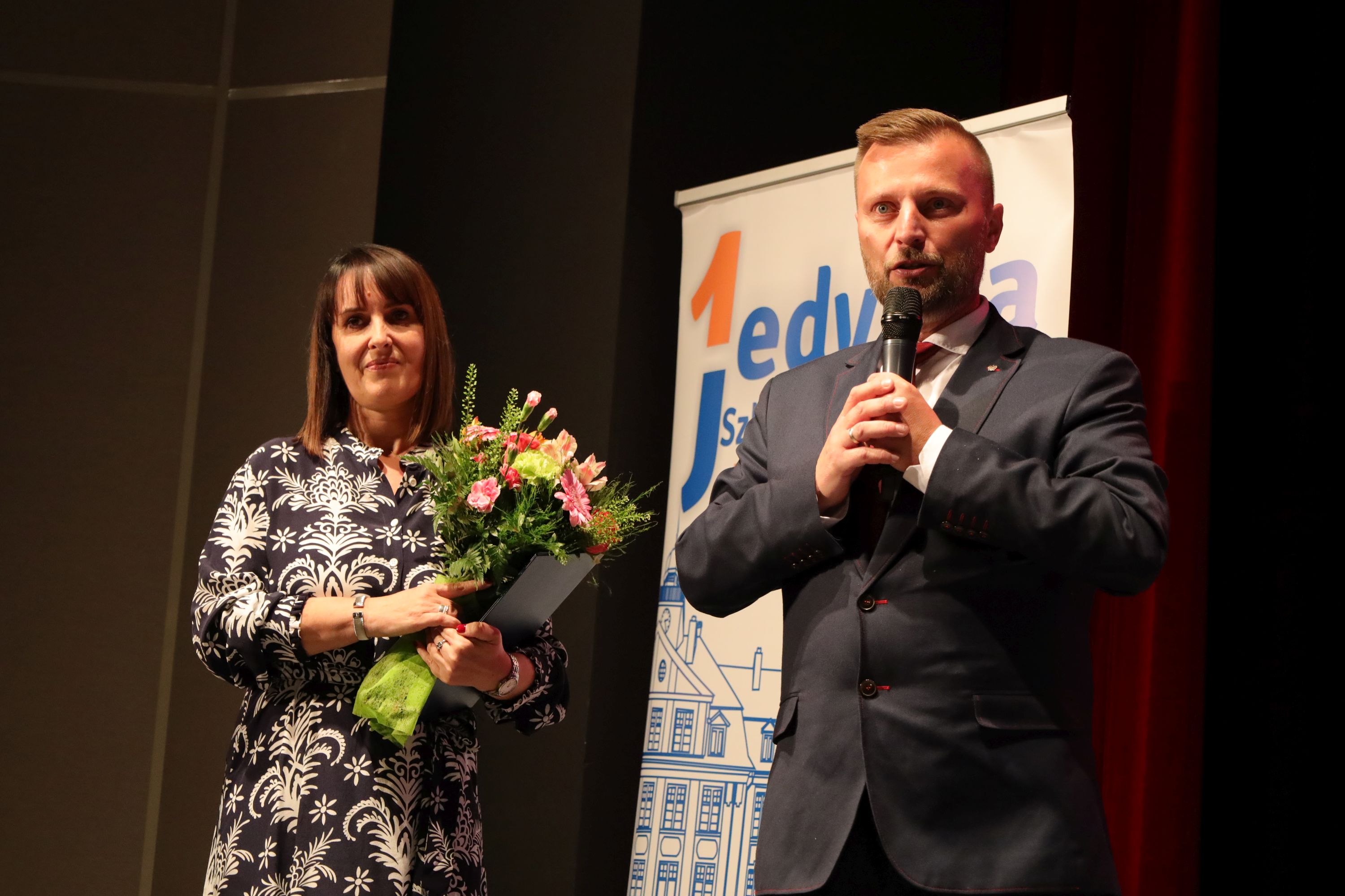 Ilustracja do informacji: Pożegnanie absolwentów „Jedynki”