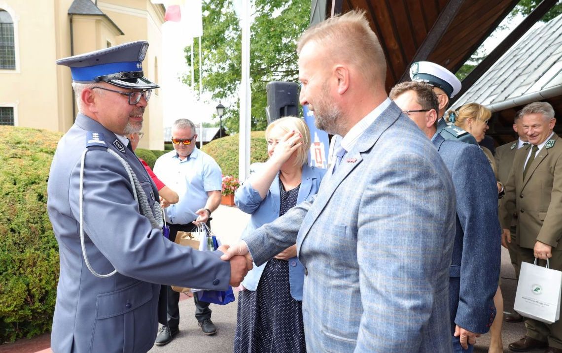 Ilustracja do informacji: Policjanci w deszczu gwiazdek i awansów