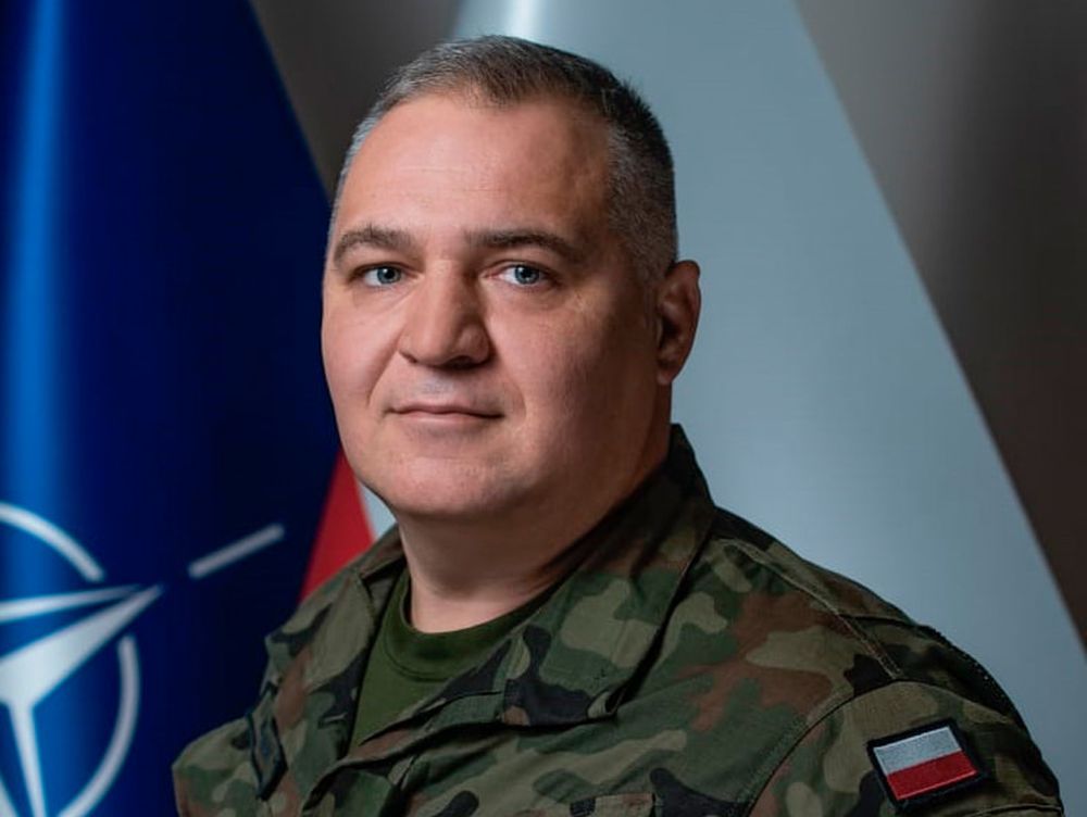 Ilustracja do informacji: Generalskie gwiazdki i lampasy dla oficera z Międzyrzecza płk Rafała Miernika