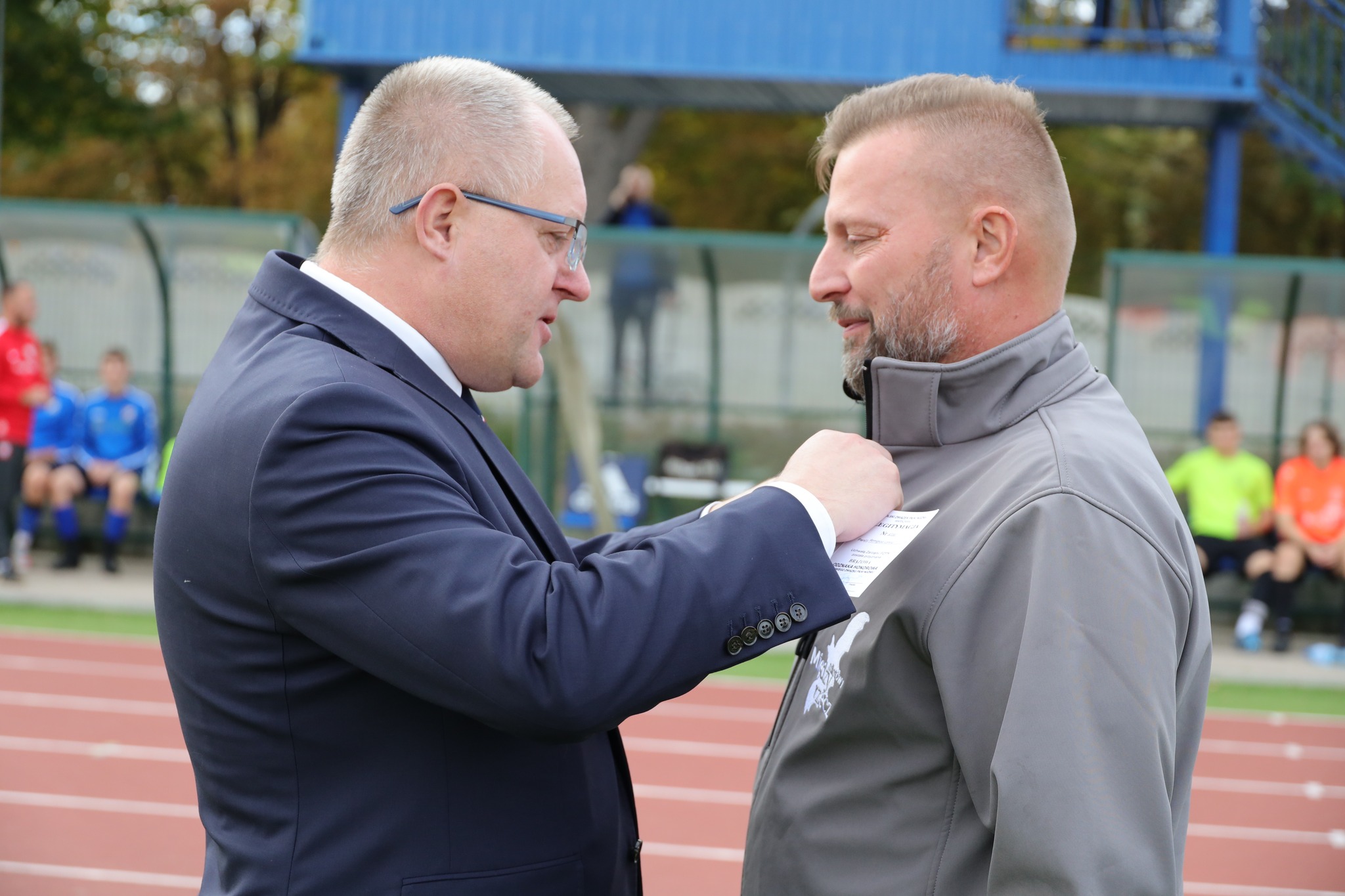 Ilustracja do informacji: Prestiżowa odznaka dla burmistrza Remigiusza Lorenza