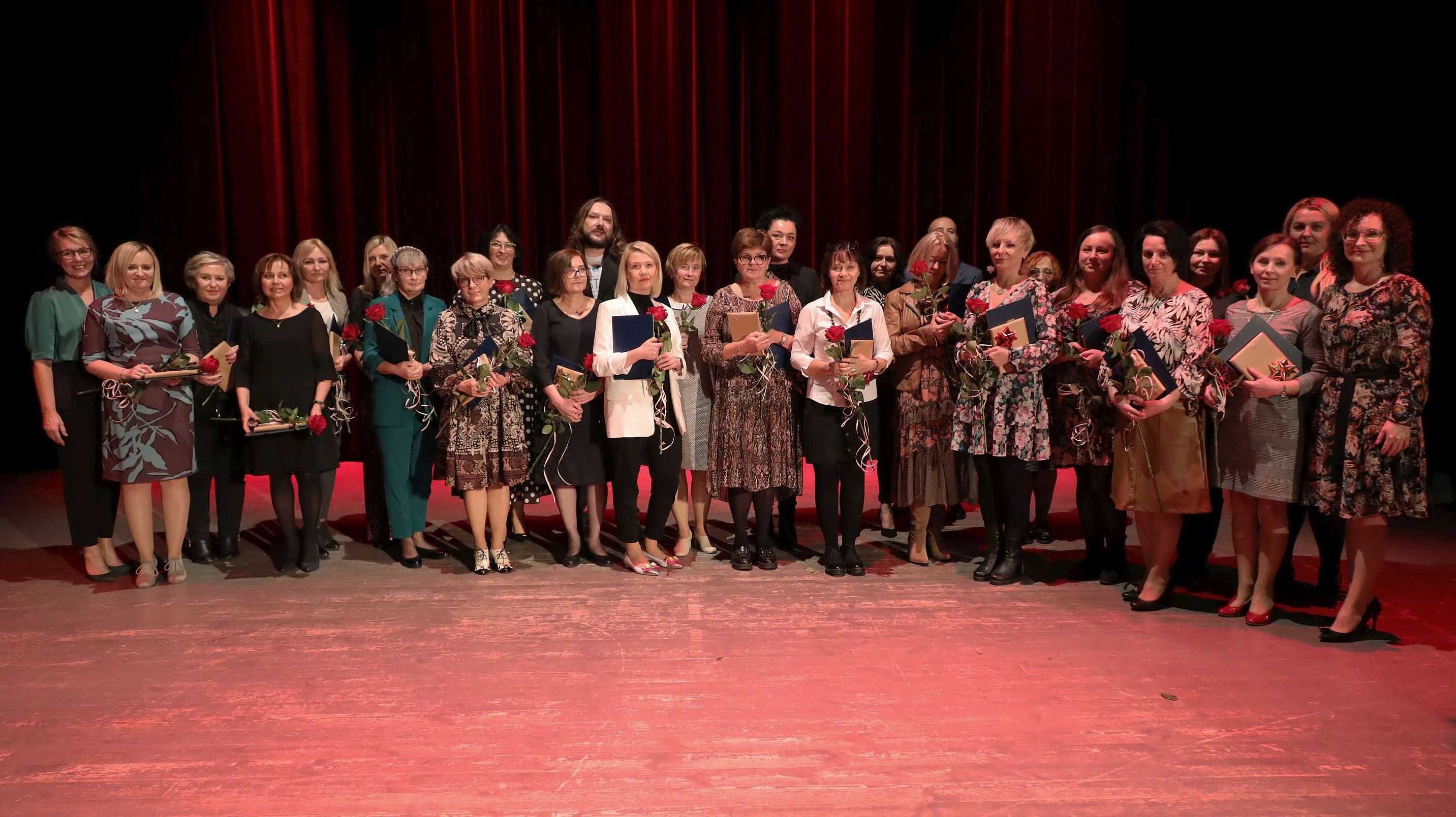 Ilustracja do informacji: Nauczyciele docenieni i nagrodzeni przez władze miasta 