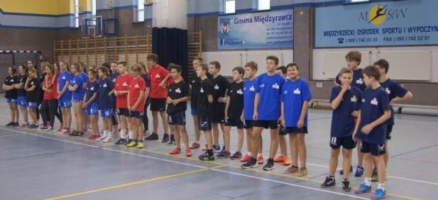 Ilustracja do informacji: Piłkarski i siatkarski turniej integracyjny w Gimnazjum nr 2 im. A. Mickiewicza 