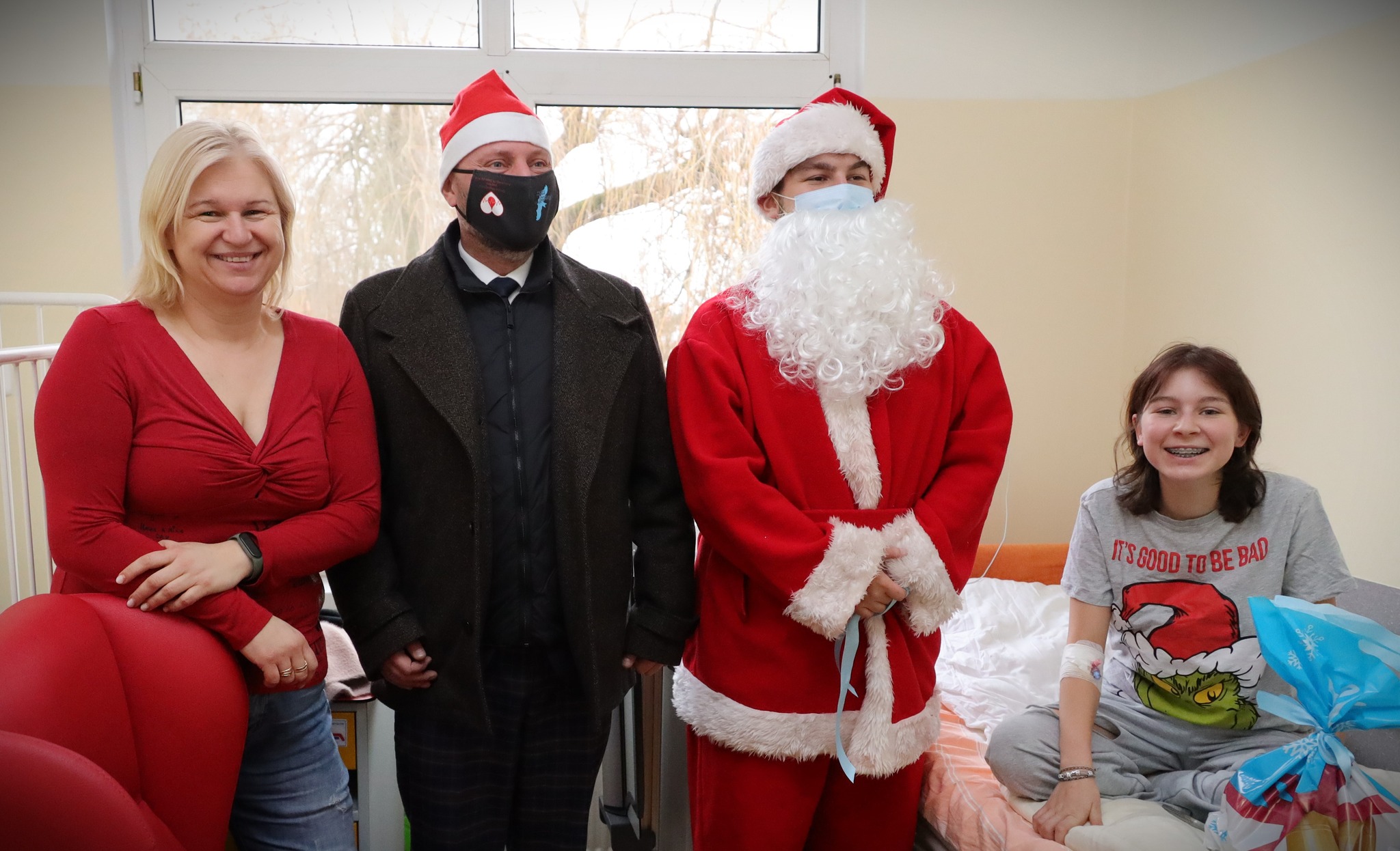 Ilustracja do informacji: Święty Mikołaj razem z burmistrzem odwiedzili chore dzieci 