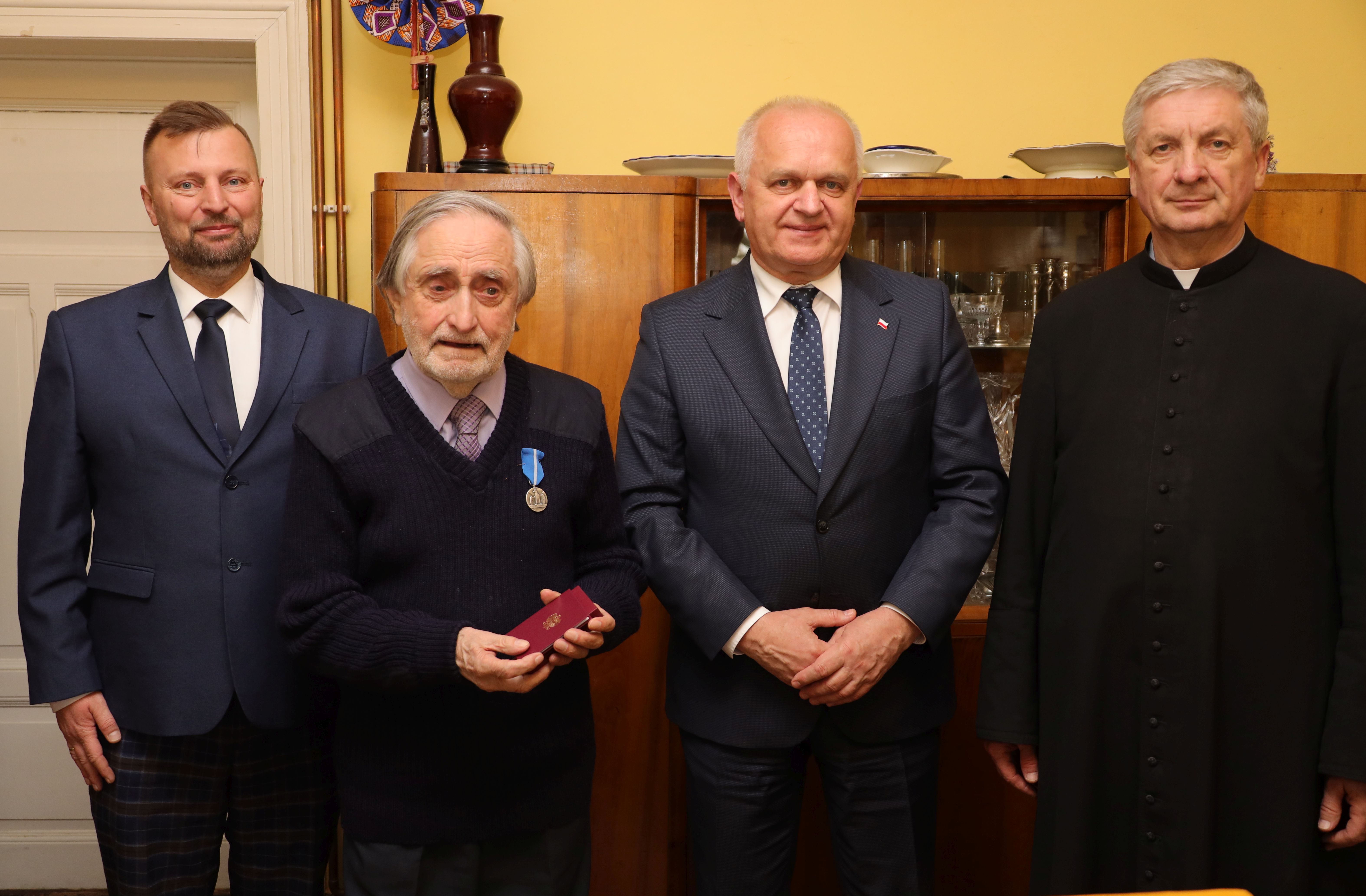 Ilustracja do informacji: Medal, kwiaty i gratulacje dla Zygmunta Szczuckiego