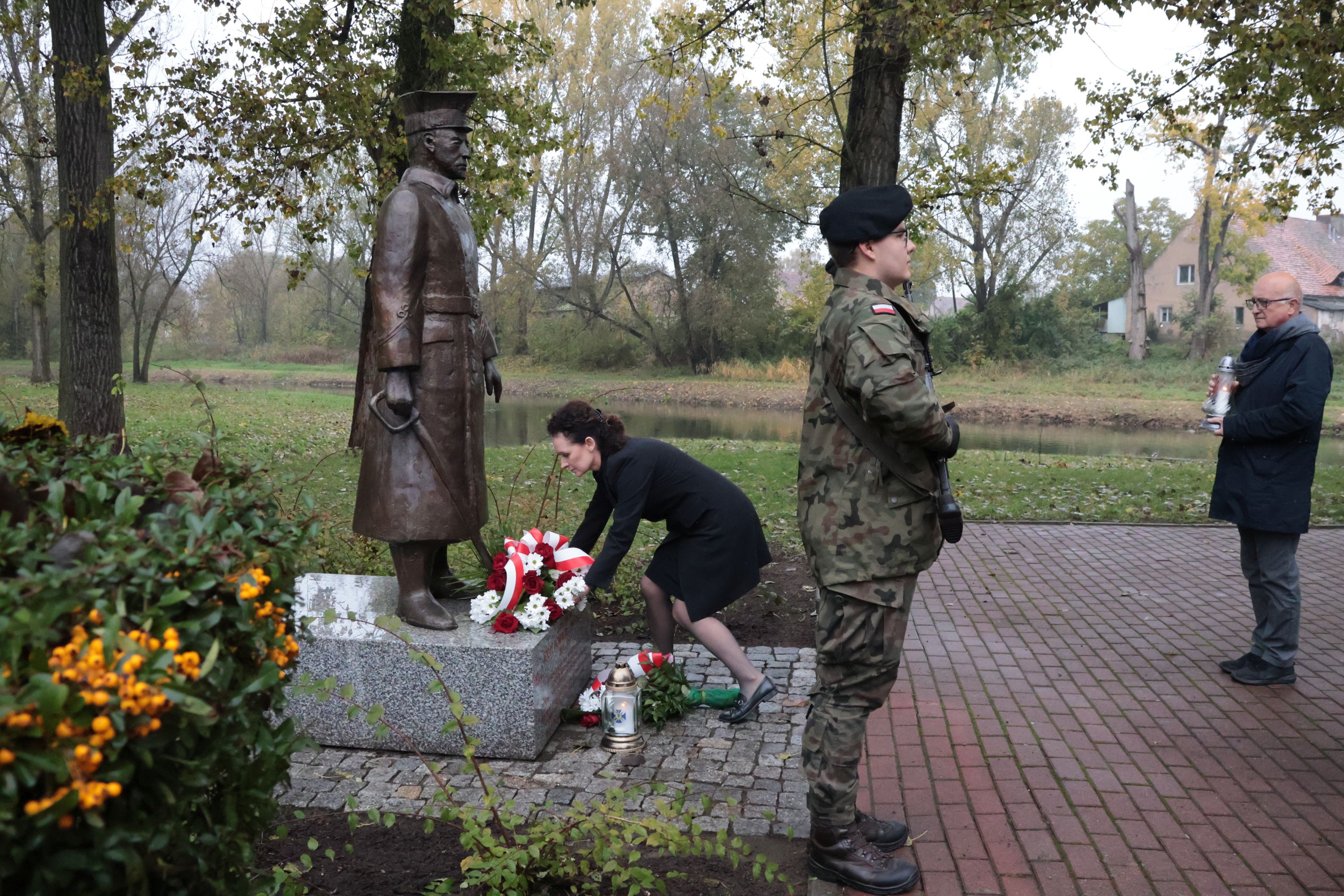 Ilustracja do informacji: W hołdzie Bohaterowi 