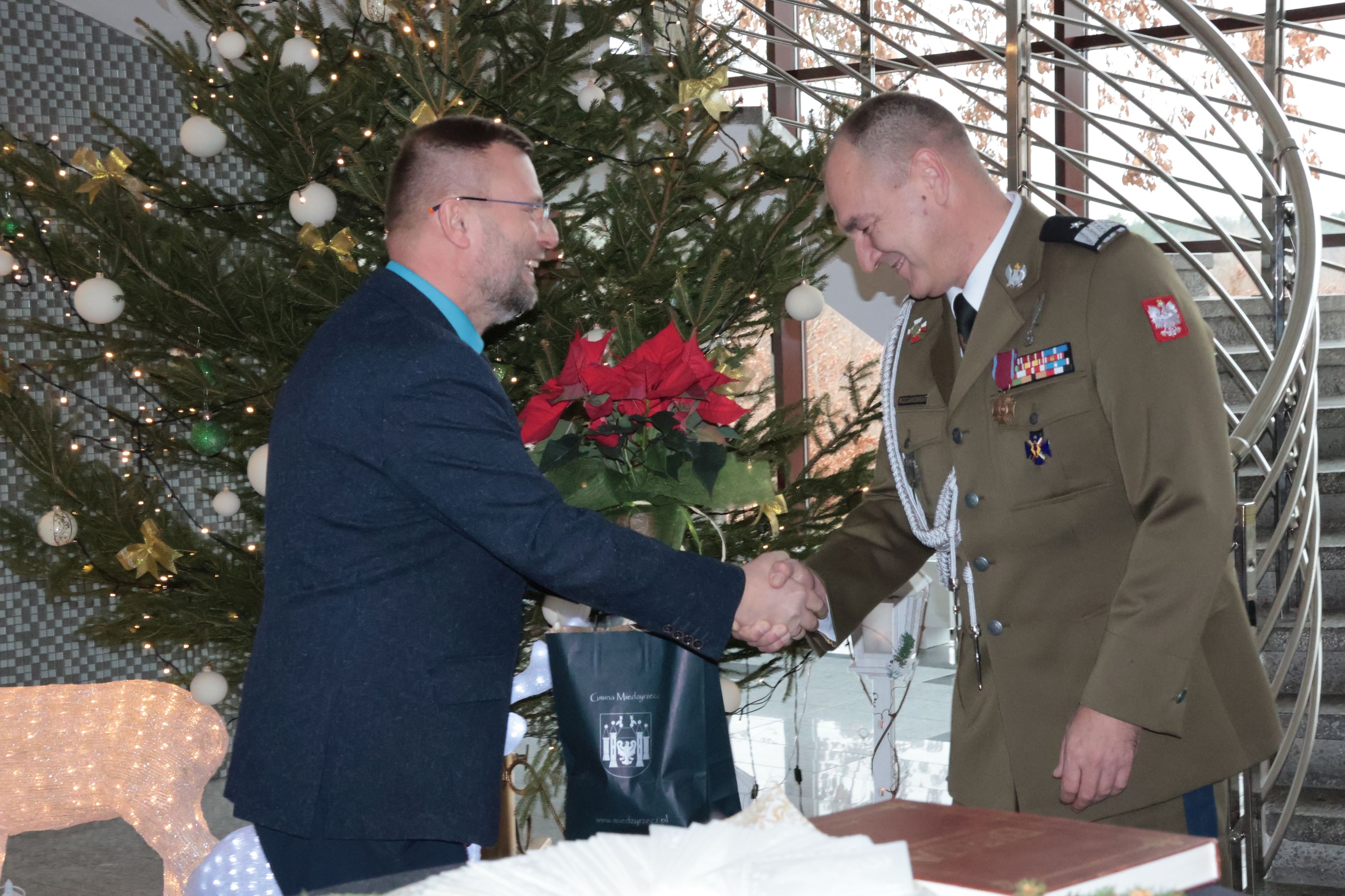 Ilustracja do informacji: Burmistrz Remigiusz Lorenz złożył świąteczne życzenia żołnierzom „siedemnastej”