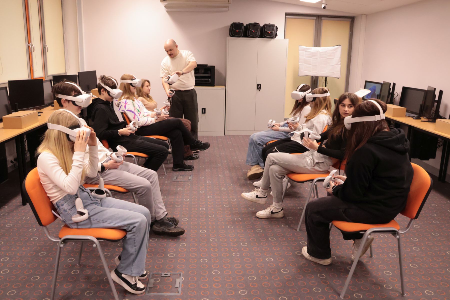 Ilustracja do informacji: Zapraszamy do Pracowni Multimedialnej 