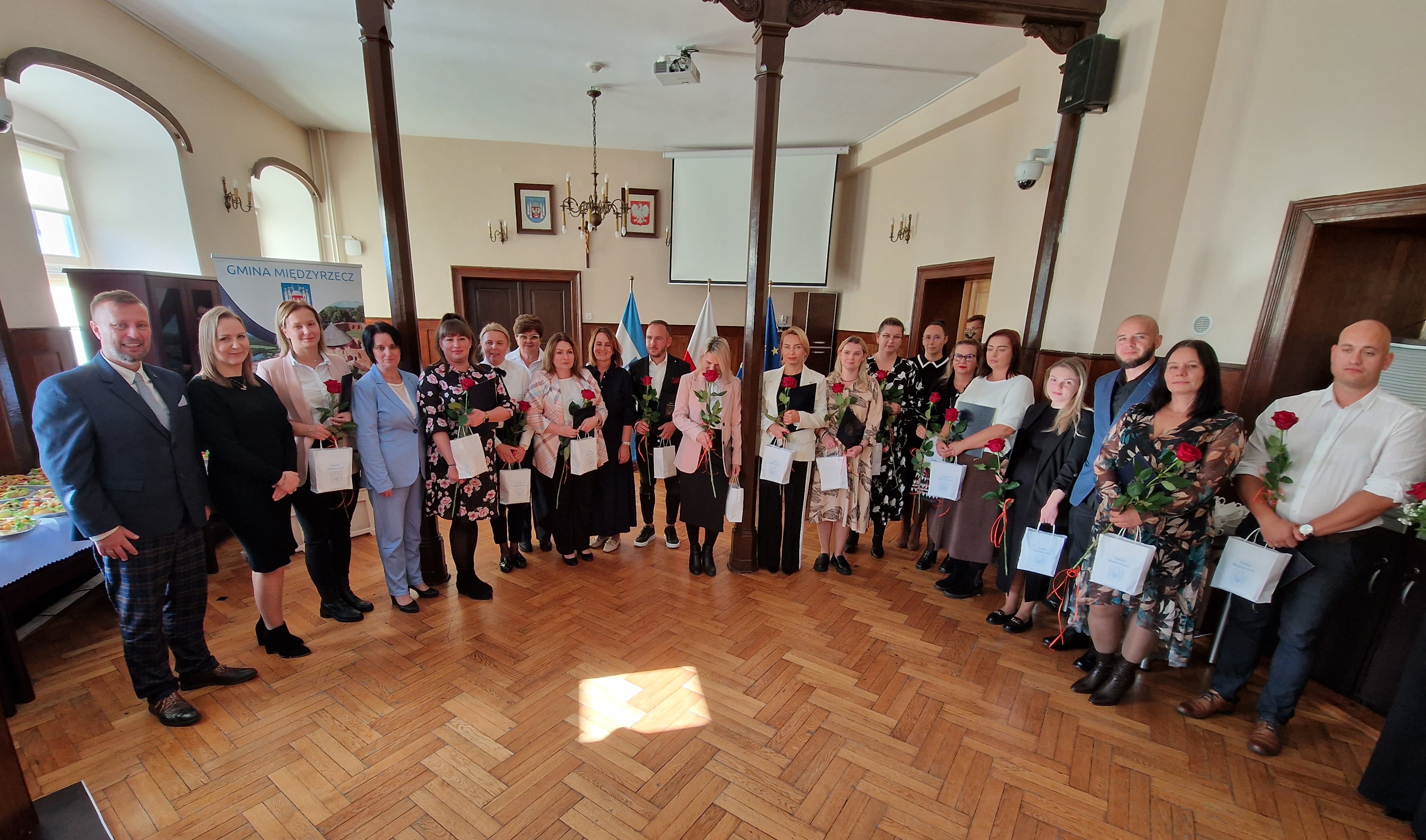 Ilustracja do informacji: Podziękowania, awanse i nagrody dla nauczycieli