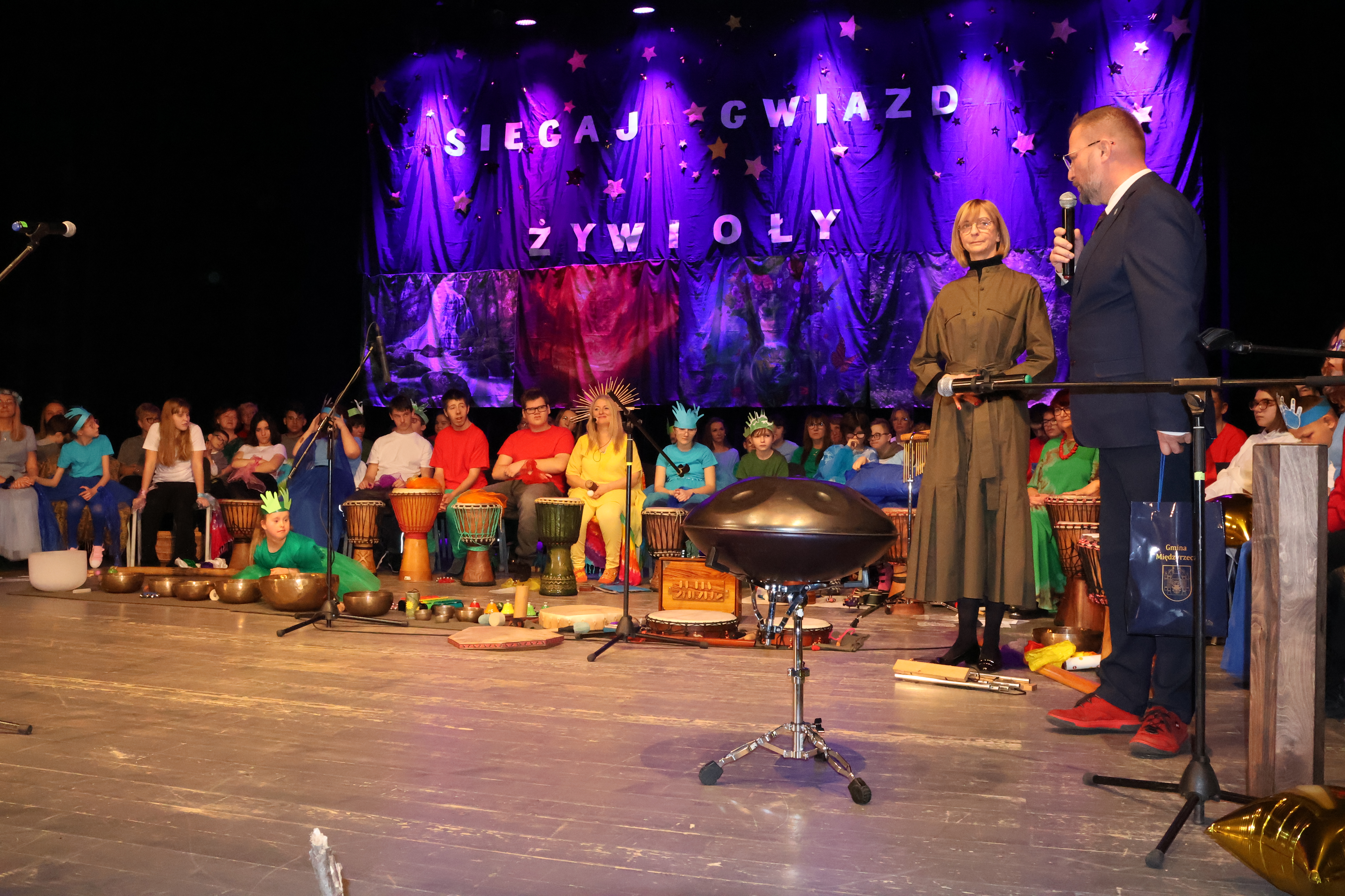 Ilustracja do informacji: Uczniowie i terapeuci dla niepełnosprawnych