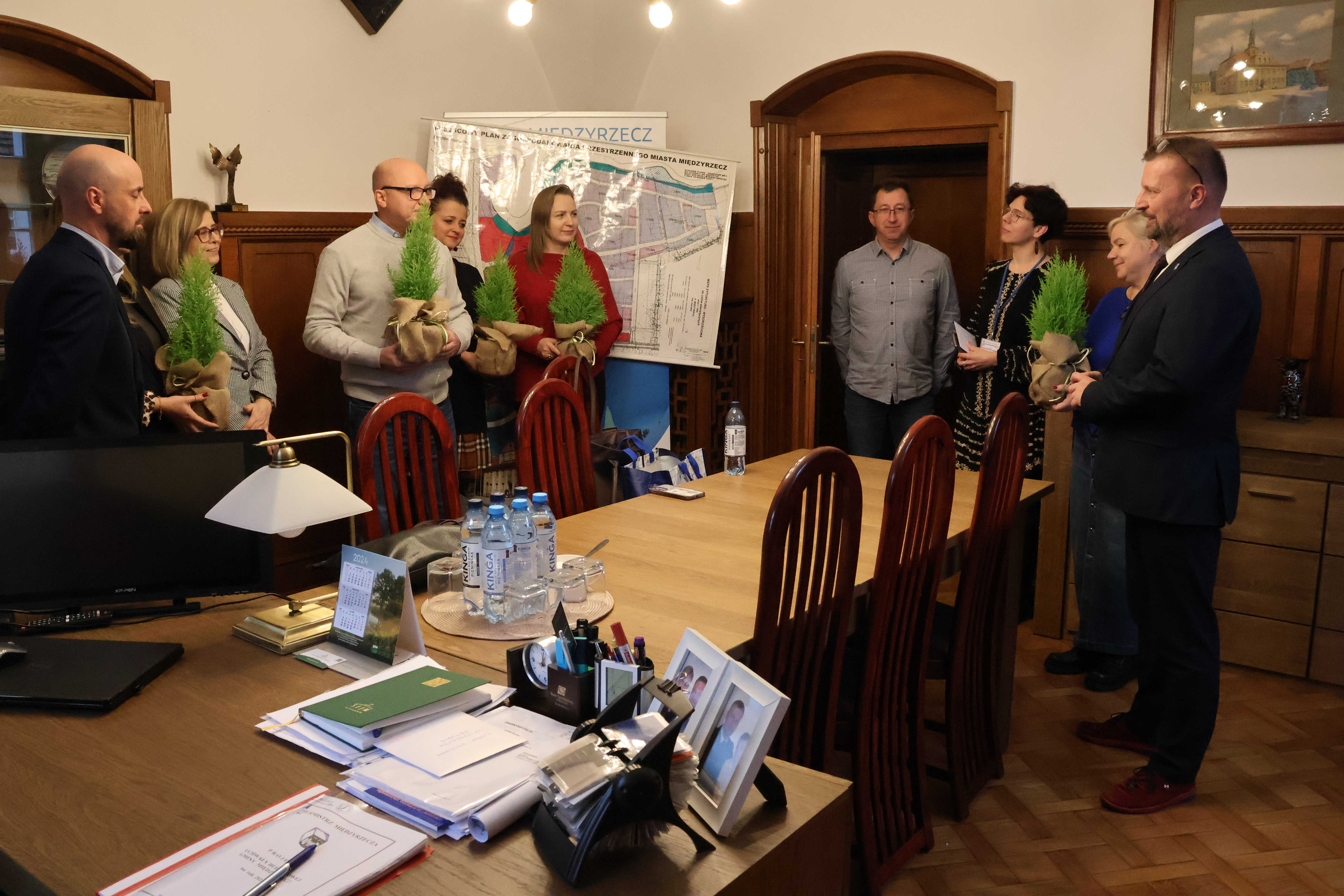 Ilustracja do informacji: Dyrektorzy ze świątecznymi życzeniami u burmistrza