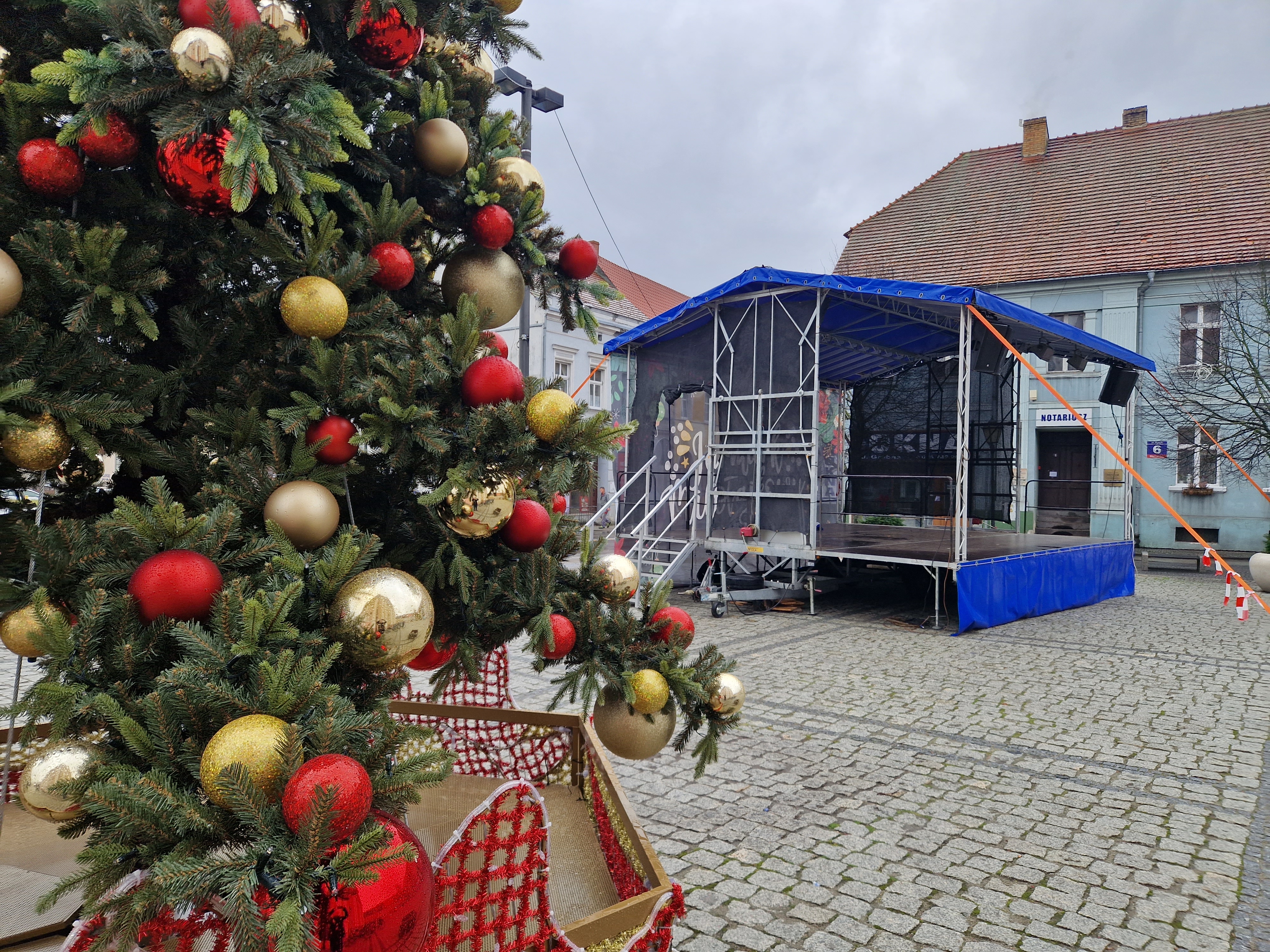 Ilustracja do informacji: Rynek już przygotowany na Jarmark Mikołajkowy