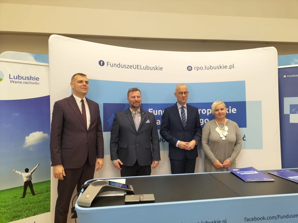 Ilustracja do informacji: Pieniądze na opiekę nad młodzieżą i seniorami