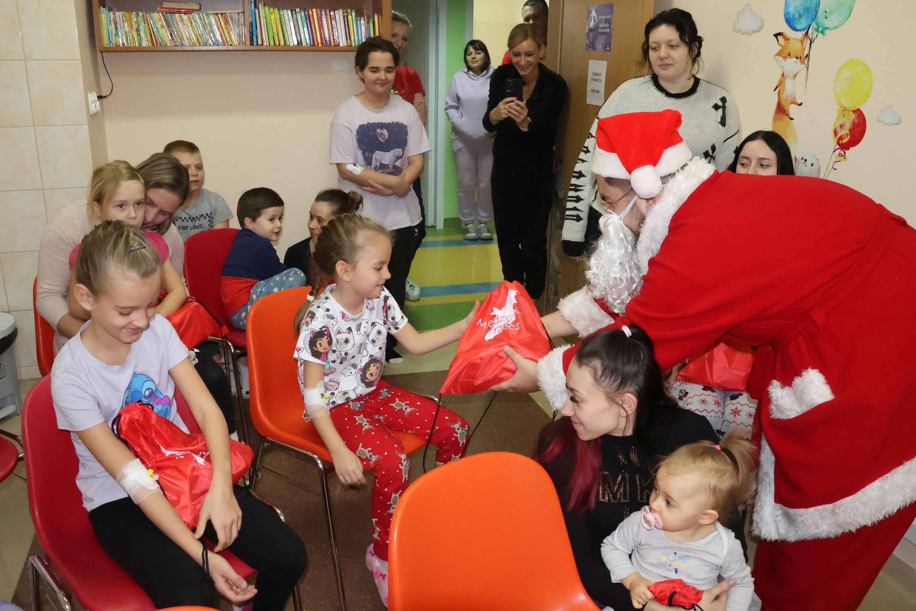 Ilustracja do informacji: Święty Mikołaj odwiedził chore dzieci