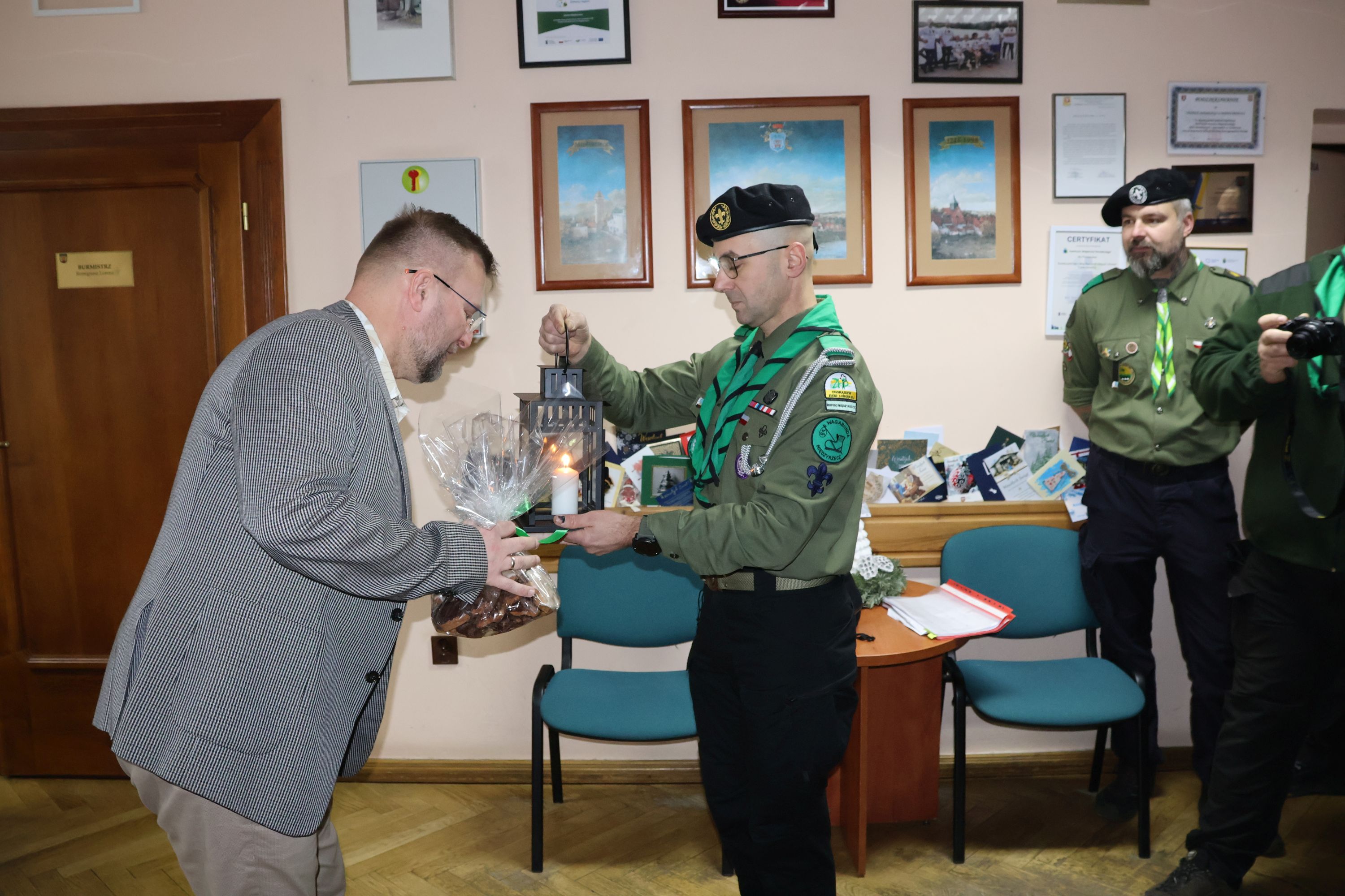 Ilustracja do informacji: Betlejemskie Światło Pokoju trafiło do ratusza