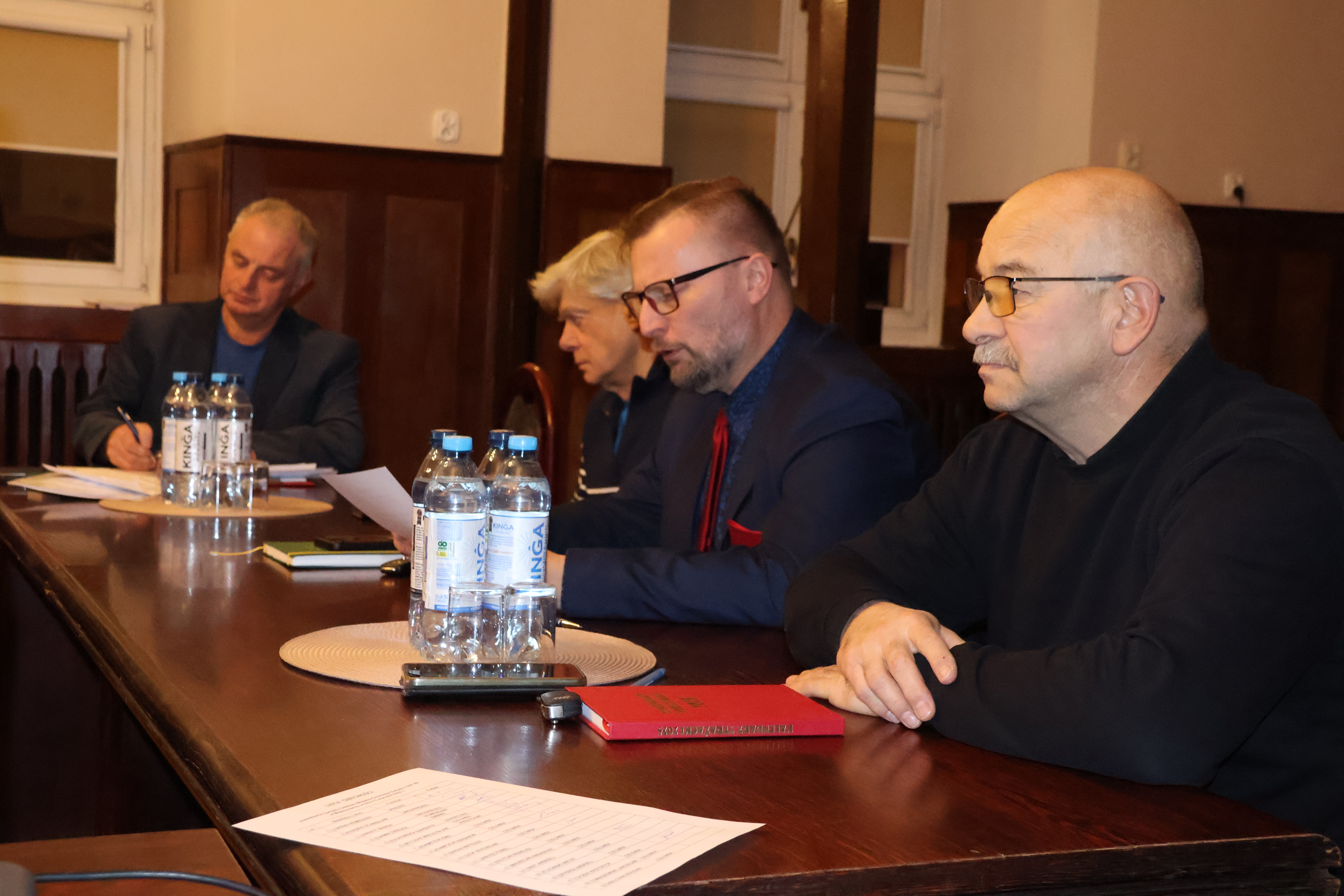 Ilustracja do informacji: Ratują i pomagają 