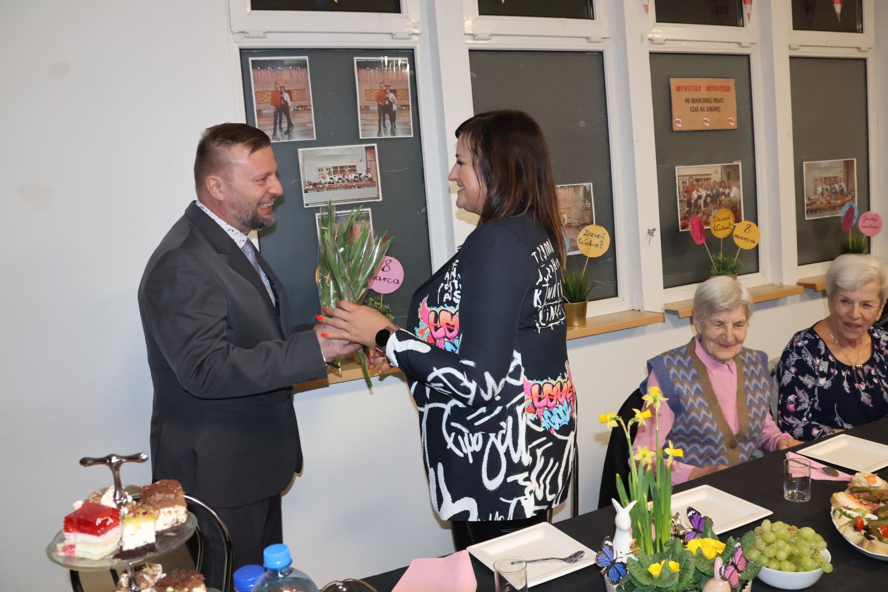 Ilustracja do informacji: Sołeckie obchody Dnia Kobiet z życzeniami i kwiatami od burmistrza i jego zastępcy 