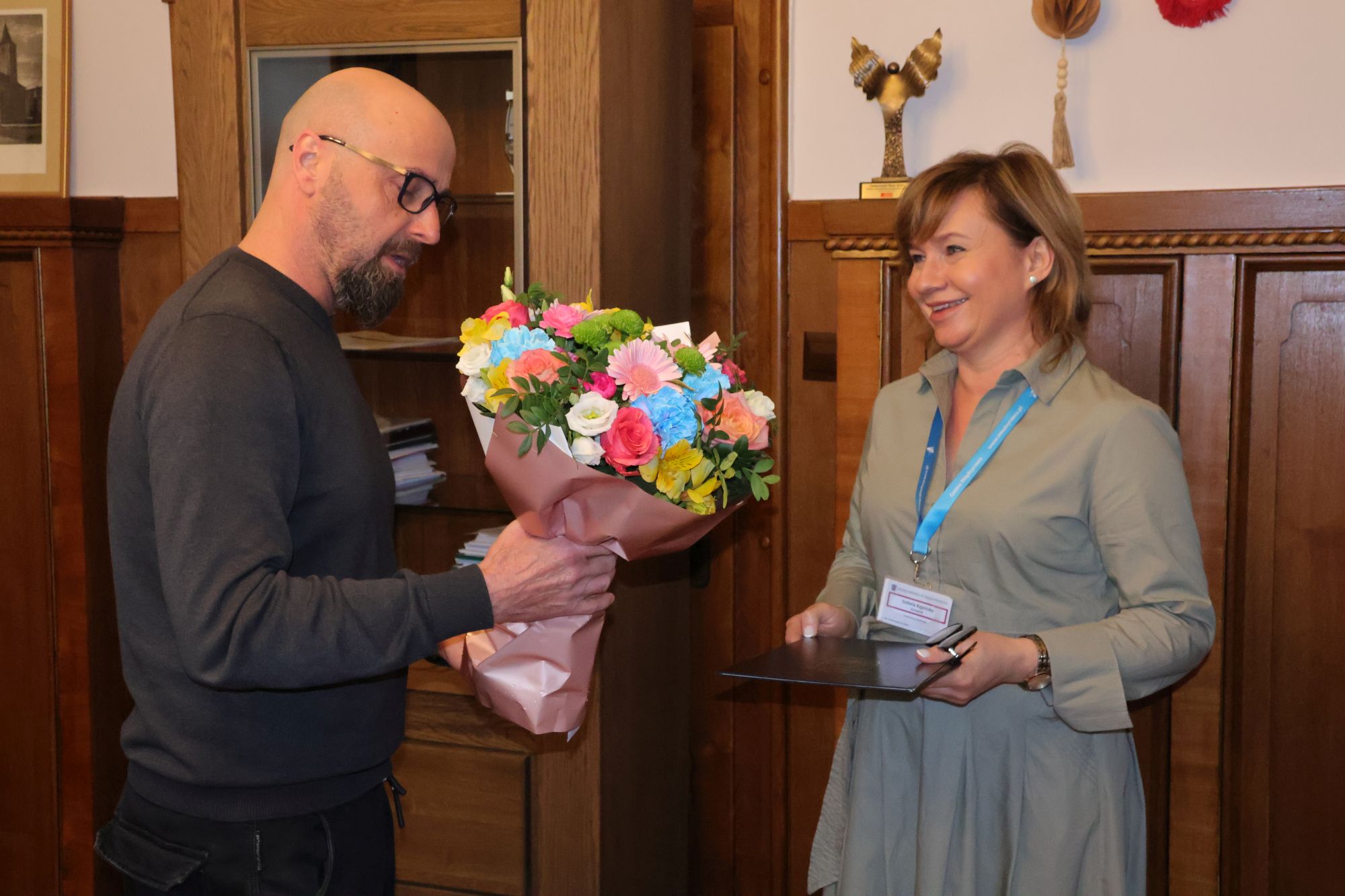 Ilustracja do informacji: Gratulacje i kwiaty za 35 lat pracy 